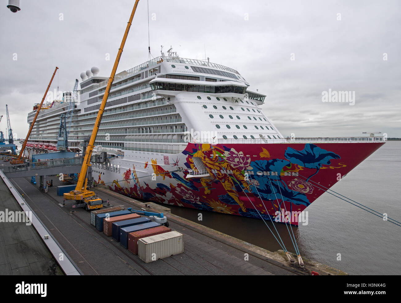 Die "Genting Dream" ist das neueste Kreuzfahrtschiff der Papenburger Meyer Werft gebaut. Es ist nun die endgültige Ausrüstung an der Columbuskaje in Bremerhaven, Deutschland, 7. Oktober 2016 immer.  Foto: Ingo Wagner/dpa Stockfoto