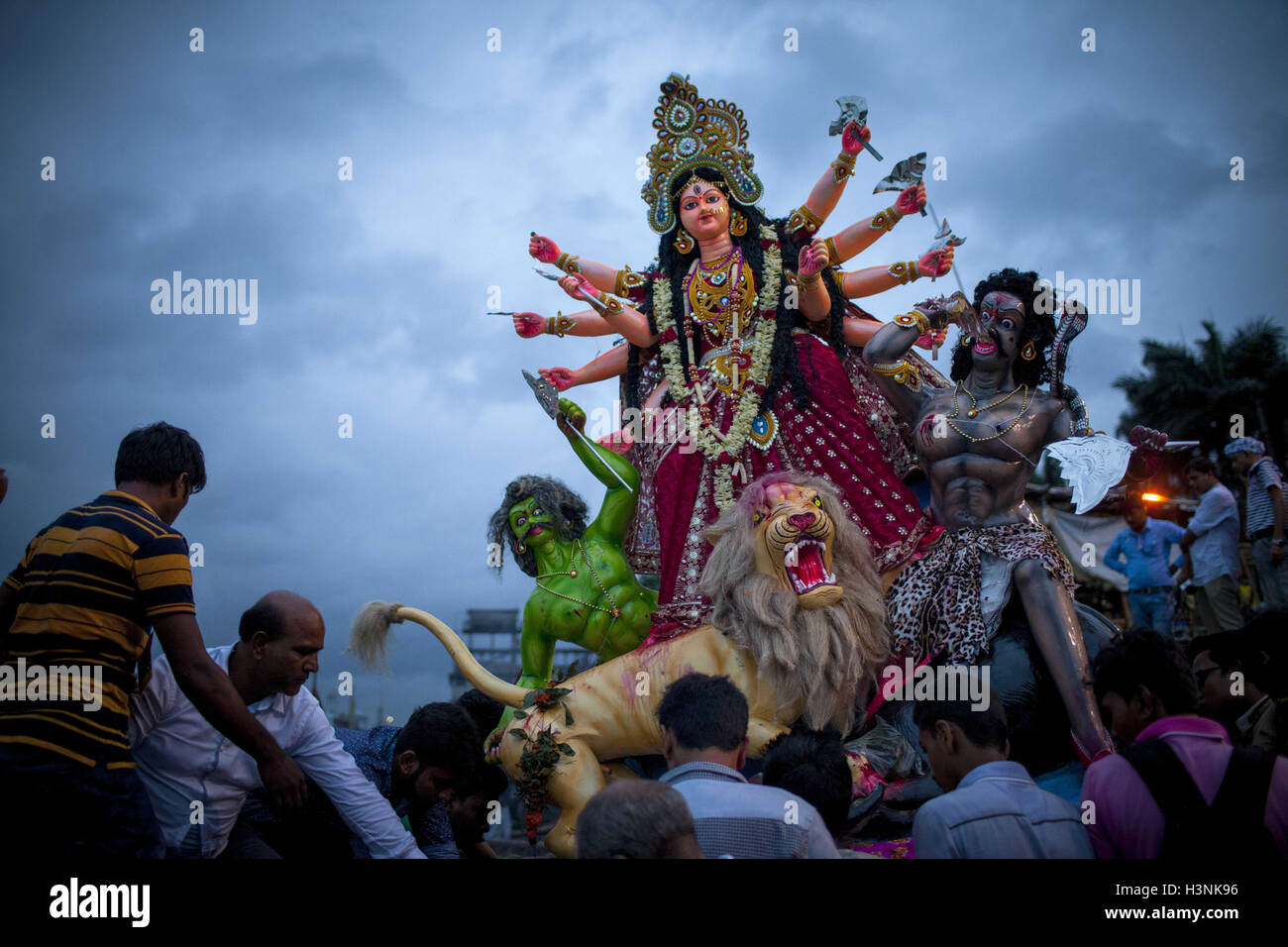 Dhaka, Dhaka, Bangladesh. 11. Oktober 2016. 11. Oktober 2016, Tauchen Dhaka Bangladesch - hinduistischen Anhänger ein Idol der hinduistischen Göttin Durga in den Fluss Buriganga. Die Hindu-Gemeinschaft Menschen endete ihre fünf Tage lang jährliche Festival Durga Puja, die Verehrung der hinduistischen Göttin Durga, die Macht und den Sieg des guten über das Böse symbolisiert, mit der Immersion der Idole der Göttin. Bildnachweis: K M Asad/ZUMA Draht/Alamy Live-Nachrichten Stockfoto