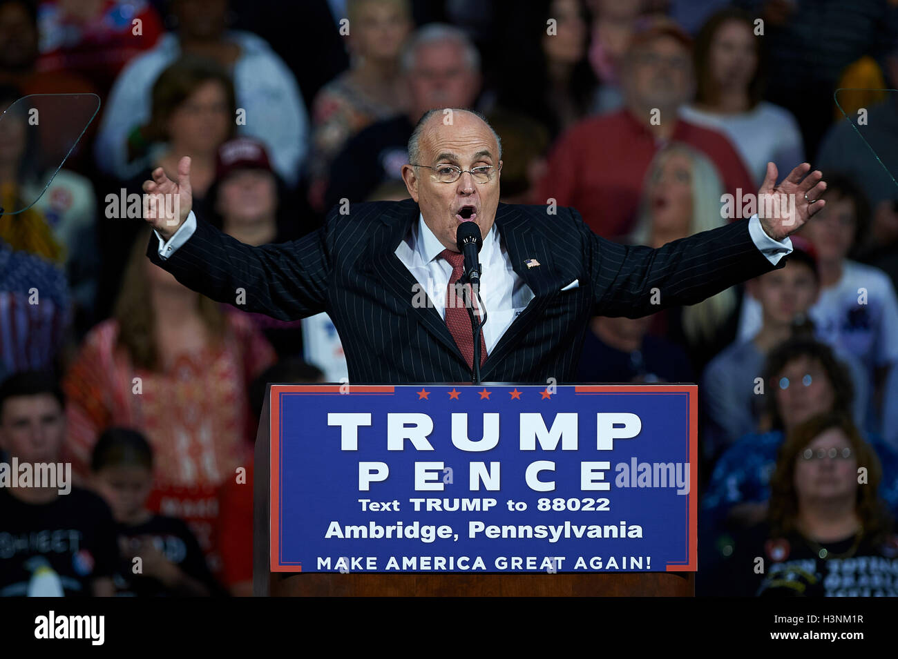 Ambridge, PA, USA. 10. Oktober 2016. Der ehemalige New Yorker Bürgermeister RUDY GIULIANI führt und begrüßt republikanische Präsidentschaftskandidat DONALD TRUMP auf einer Kundgebung am 10. Oktober 2016 in Ambridge, PA. © Shelley Lipton/ZUMA Draht/Alamy Live-Nachrichten Stockfoto