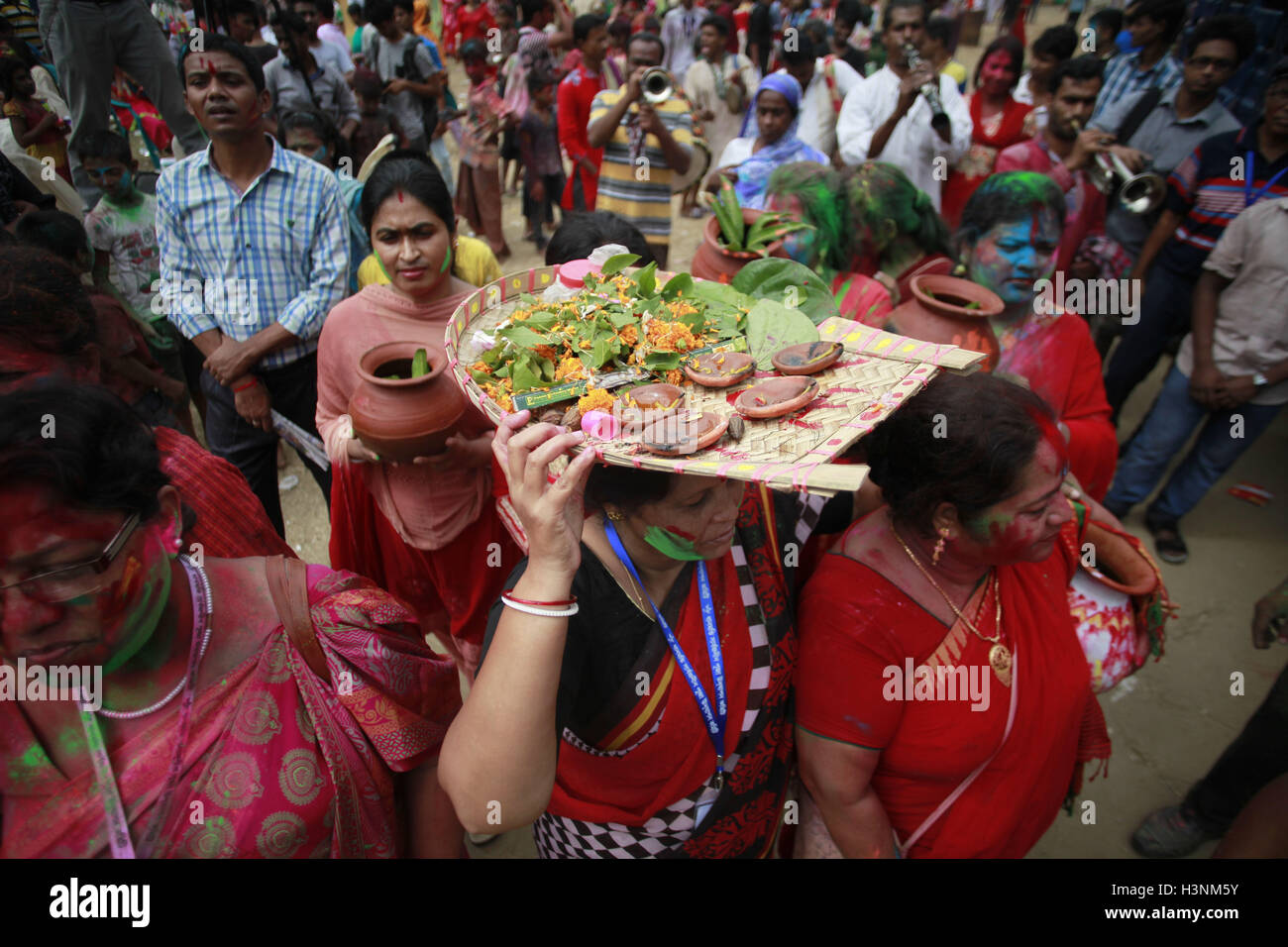 Dhaka, Bangladesch. 11. Oktober 2016. Bangladeshi Hindu Anhänger tragen Ghot oder irdenen Topf für Immersion als Teil des Rituals am letzten Tag der Durga Puja in Dhaka, Bangladesch. Bildnachweis: Suvra Kanti Das/ZUMA Draht/Alamy Live-Nachrichten Stockfoto