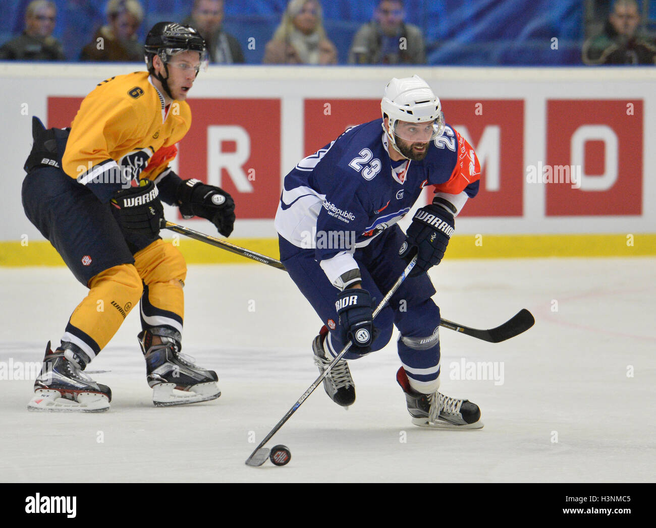 Pilsen, Tschechische Republik. 11. Oktober 2016. Massimo Ronchetti von Lugano, links, und Tomas Svoboda von Plzen in Aktion während der Ice Hockey Champions League, 1. Runde ausspielen Match HC Skoda Pilsen Vs HC Lugano in Plzen, Tschechische Republik, 11. Oktober 2016. © Miroslav Chaloupka/CTK Foto/Alamy Live-Nachrichten Stockfoto