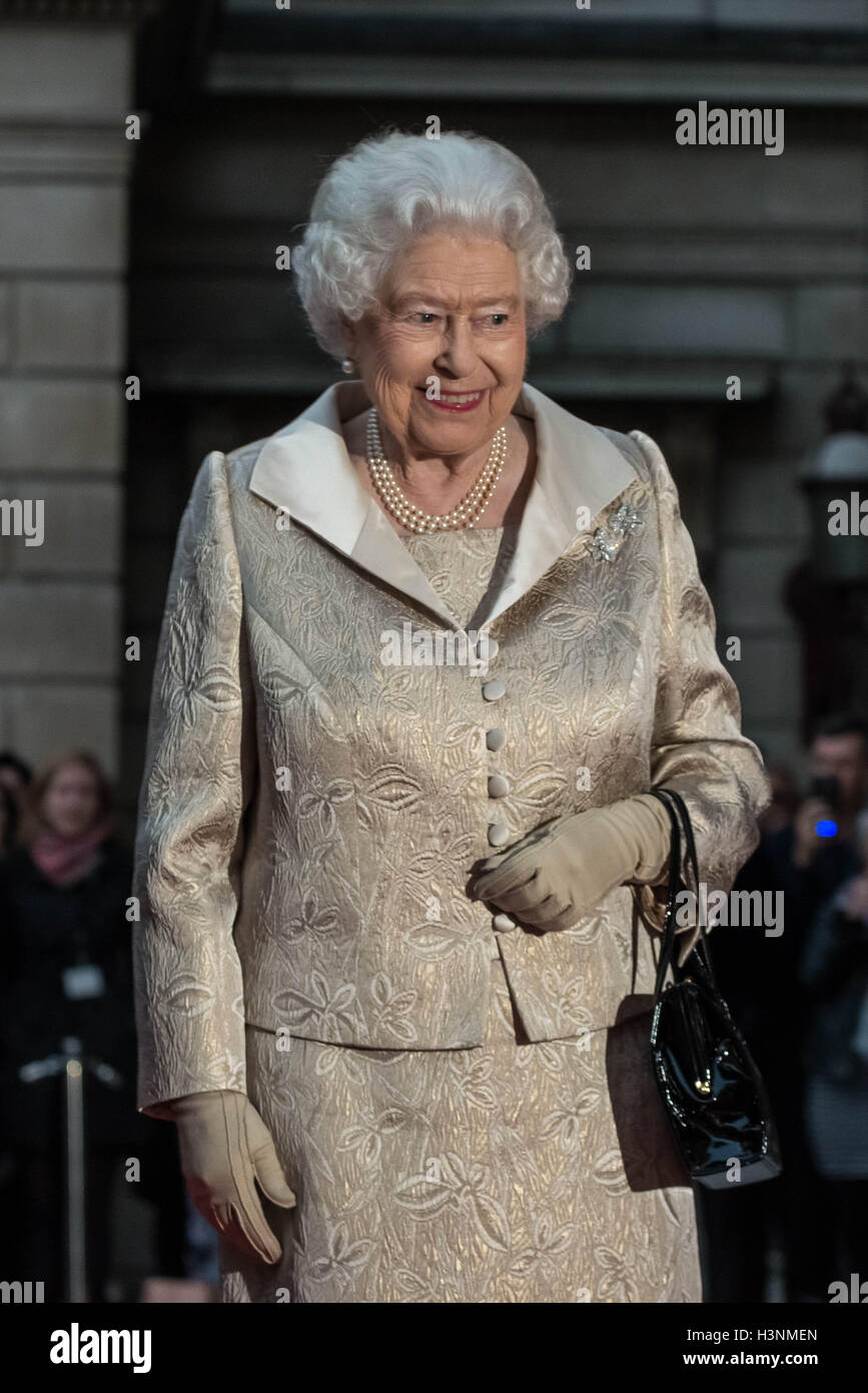 London, UK. 11. Oktober 2016. Die Königin besucht Preisverleihung am Royal Academy of Arts Credit: Guy Corbishley/Alamy Live News Stockfoto