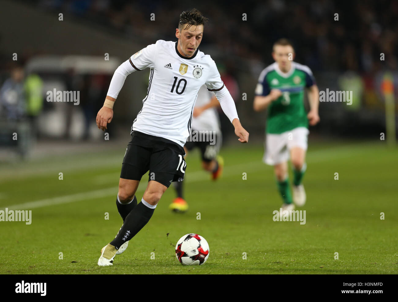 Hannover, Deutschland. 11. Oktober 2016. Fußball: WM-Qualifikation, Deutschland - Nordirland, Gruppenphase, Gruppe C, 3. Spieltag bin 11.10.2016 in der HDI-Arena in Hannover (Niedersachsen). Deutschlands Mesut Özil bin Ball. Foto: Friso Gentsch/Dpa/Alamy Live News Stockfoto