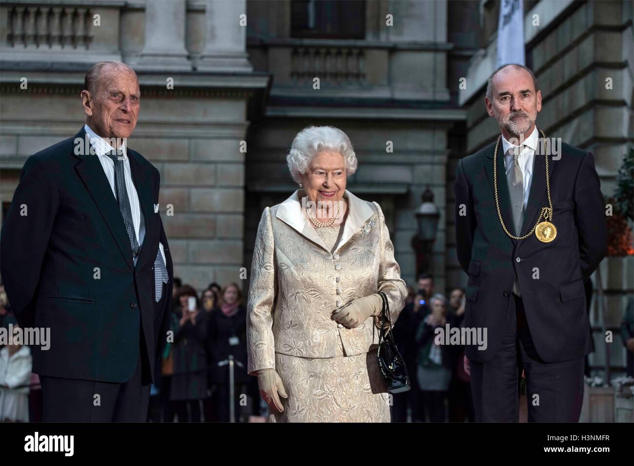 London, UK. 11. Oktober 2016. Die Königin und der Herzog von Edinburgh besuchen Preisverleihung am Royal Academy of Arts Credit: Guy Corbishley/Alamy Live News Stockfoto