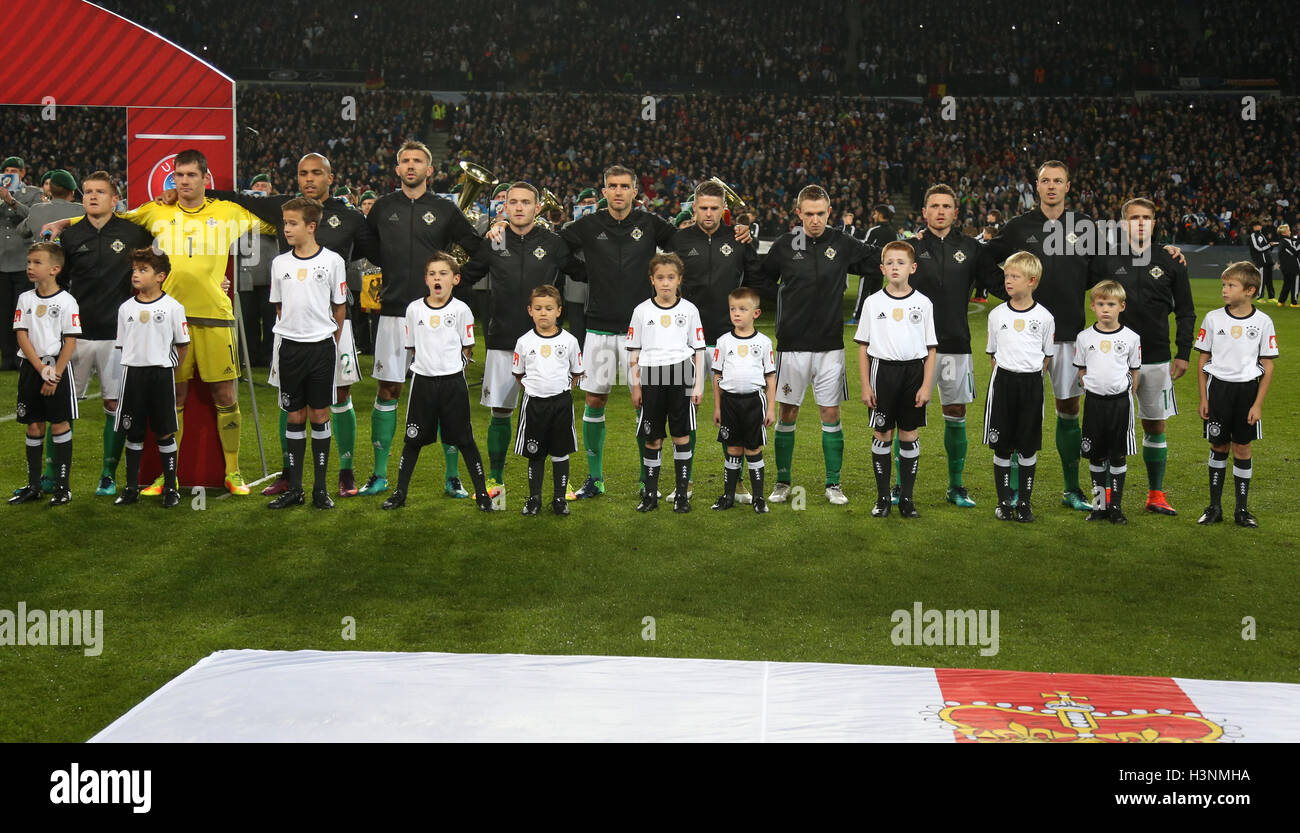 Hannover, Deutschland. 11. Oktober 2016. Fußball: WM-Qualifikation, Deutschland - Nordirland, Gruppenphase, Gruppe C, 3. Spieltag bin 11.10.2016 in der HDI-Arena in Hannover (Niedersachsen). Sterben Sie Spieler von Nordirland Stehen Bei der Nationalhyme Zusammen. Foto: Friso Gentsch/Dpa/Alamy Live News Stockfoto