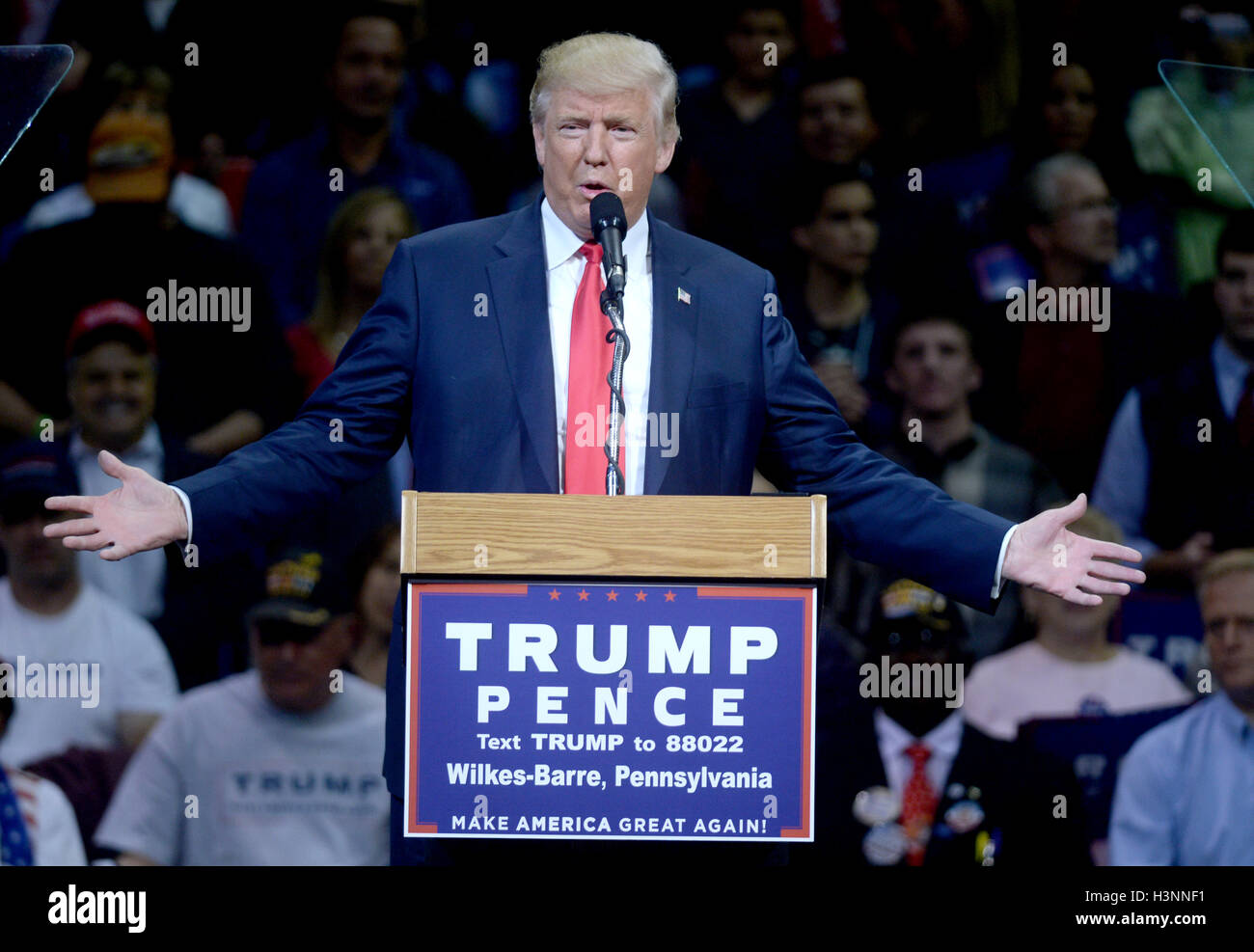 Wilkes Barr, PA, USA. 10. Oktober 2016. Republikanische Präsidentschaftskandidat Donald Trump spricht während einer Kampagne Auftritt an der Mohegan Sun Arena in Wilkes-Barre, Pa am 10. Oktober 2016. © Dennis Van Tine/Medien Punch/Alamy Live-Nachrichten Stockfoto