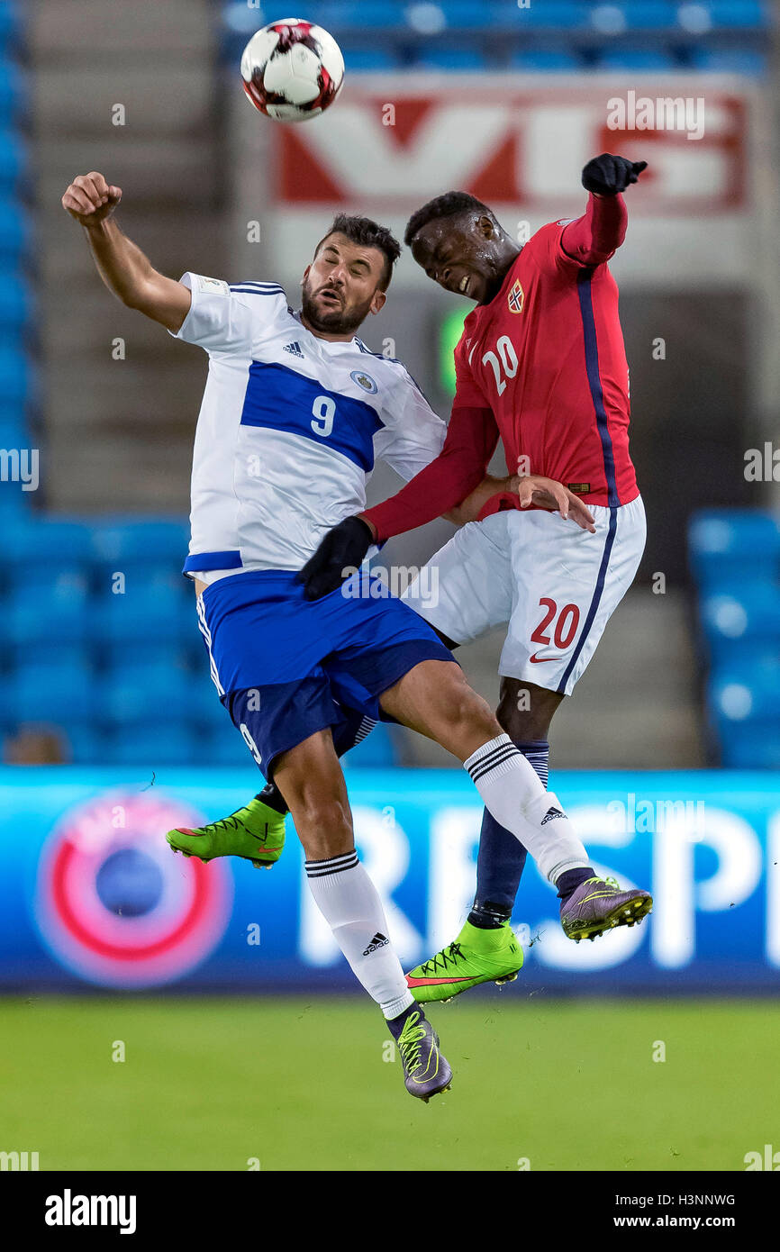 Ullevaal Stadion, Oslo, Norwegen. 11. Oktober 2016. FIFA World Cup Football zu qualifizieren. Norwegen gegen San Marino. Mattia Stefanelli von San Marino konkurriert für den Ball gegen Adama Diomande von Norwegen während des Spiels Fußball WM Qualifikation im Ullevaal-Stadion in Oslo, Norwegen. Bildnachweis: Aktion Plus Sport/Alamy Live-Nachrichten Stockfoto