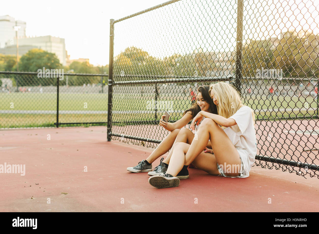 Frauen, die Selfie in Basketballplatz Stockfoto