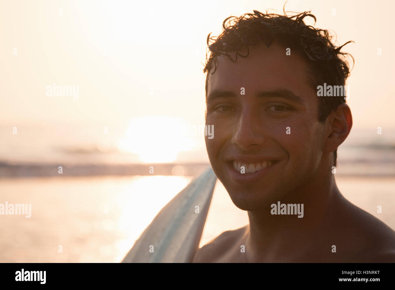 Porträt des jungen Mann am Strand, mit Surfbrett, close-up Stockfoto