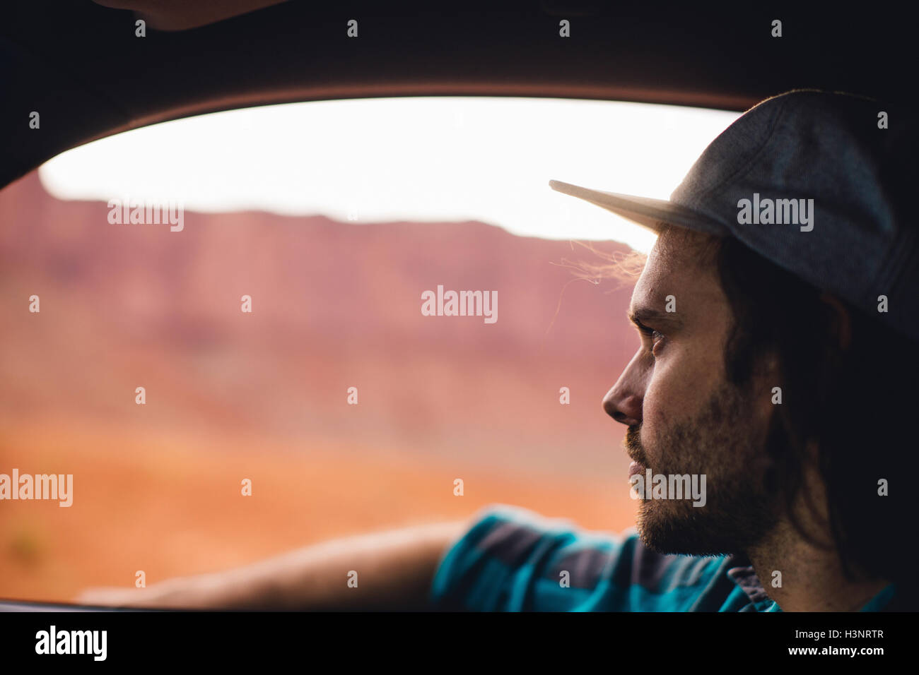 Junger Mann blickte durch Autofenster, Monument Valley, Arizona, USA Stockfoto