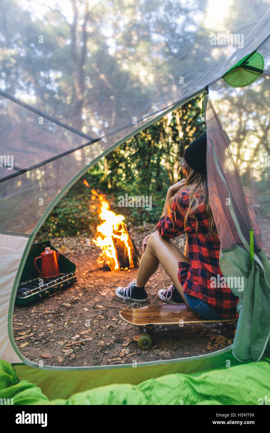 Frau im Park camping Stockfoto
