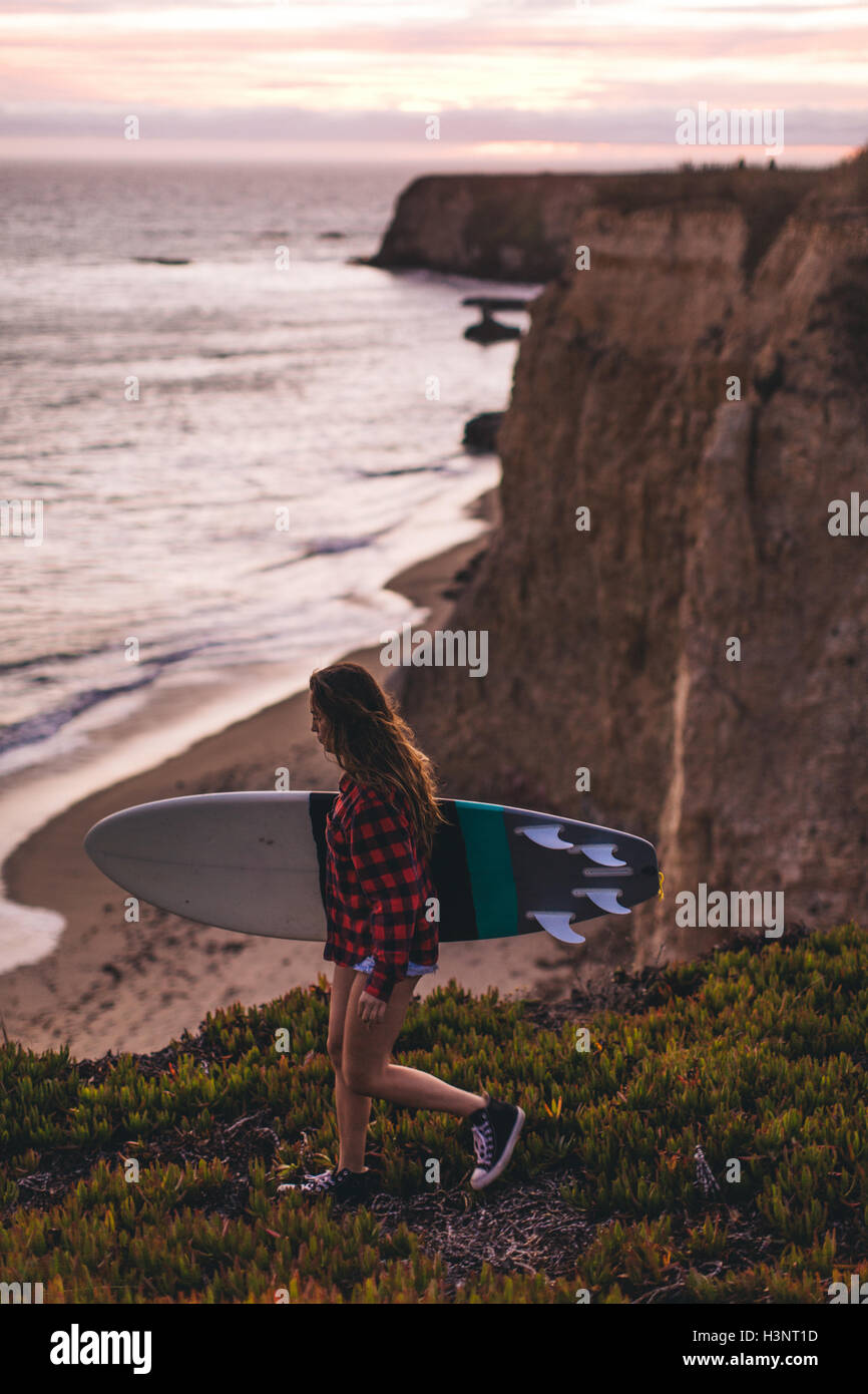 Surfer mit Surfbrett auf Hügel, Santa Cruz, Kalifornien, USA Stockfoto