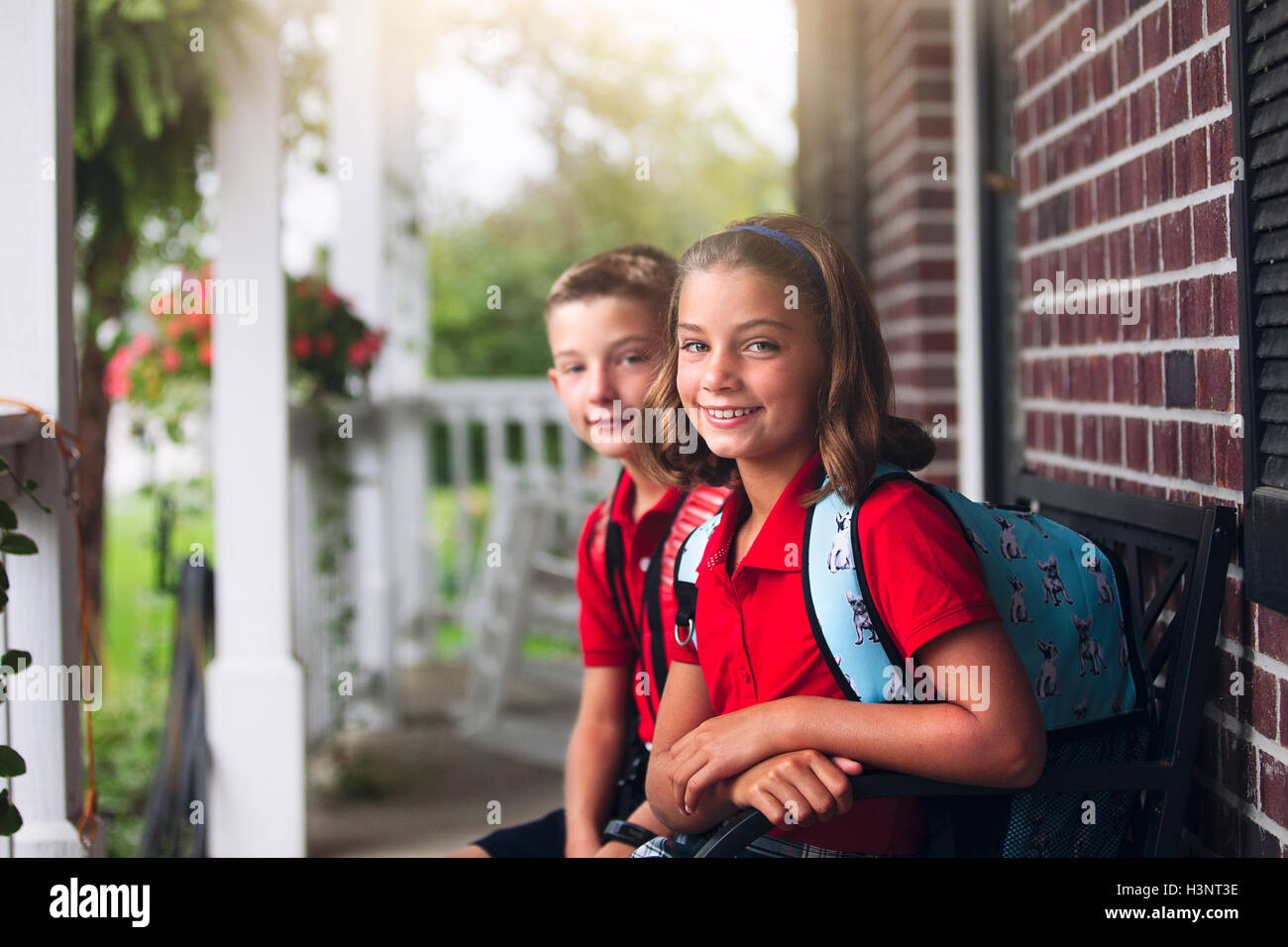 Porträt von Bruder und Schwester am ersten Tag des neuen Schuljahres Stockfoto