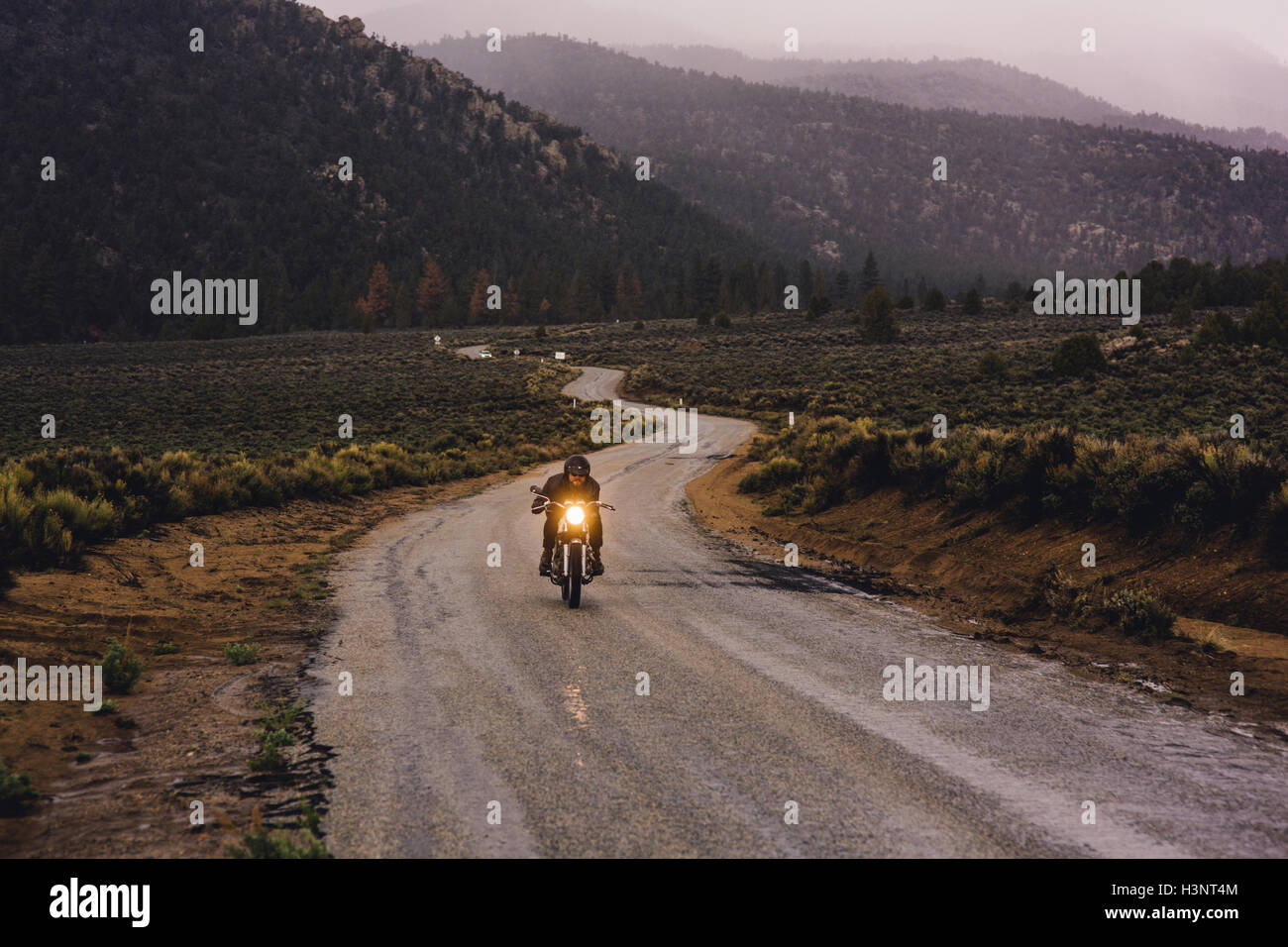 Motorradfahrer auf Motorrad auf offener Straße, Kennedy Meadows, Kalifornien, USA Stockfoto