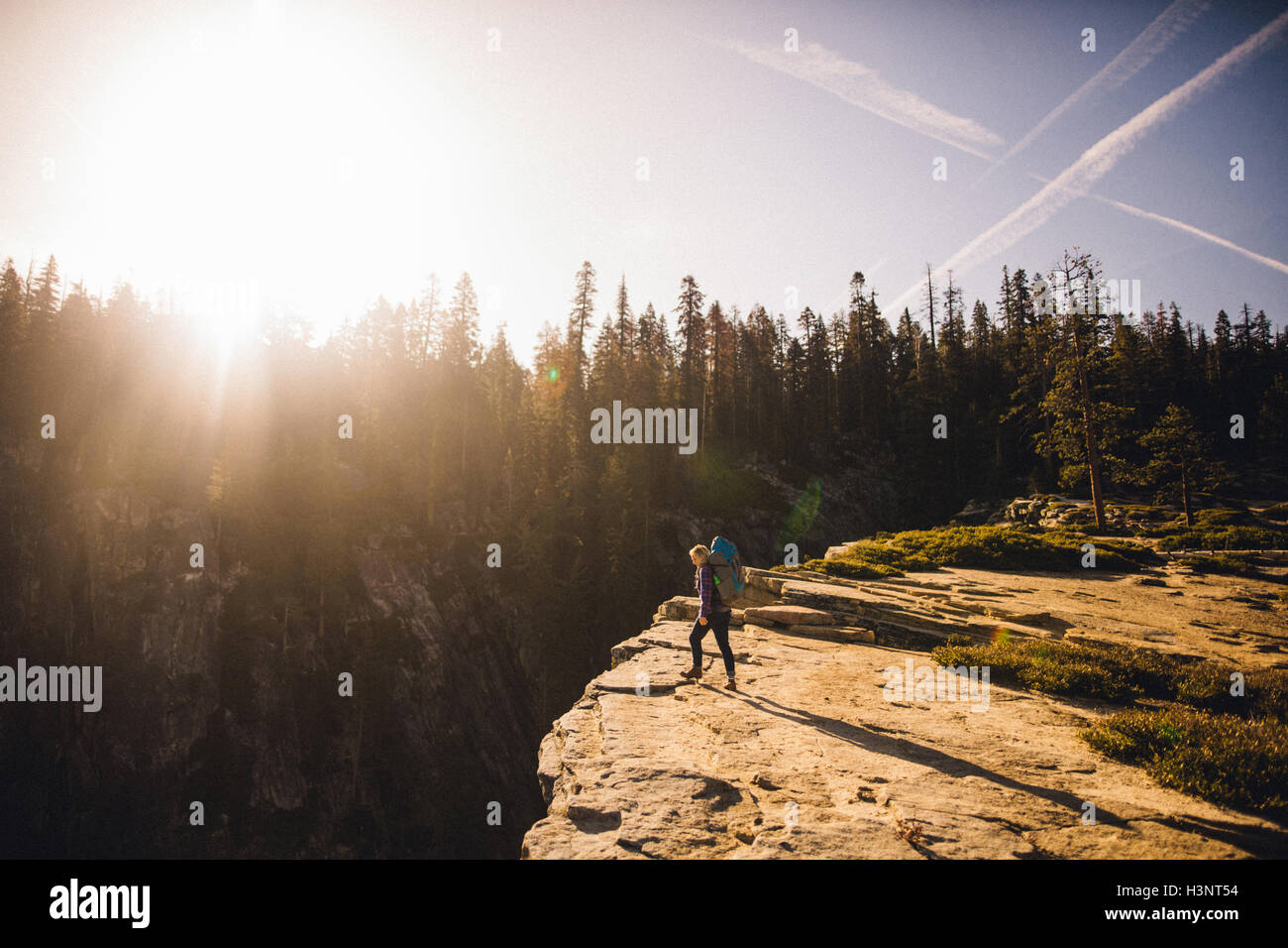 Frau Wandern auf Berg, Yosemite-Nationalpark, Kalifornien, USA Stockfoto