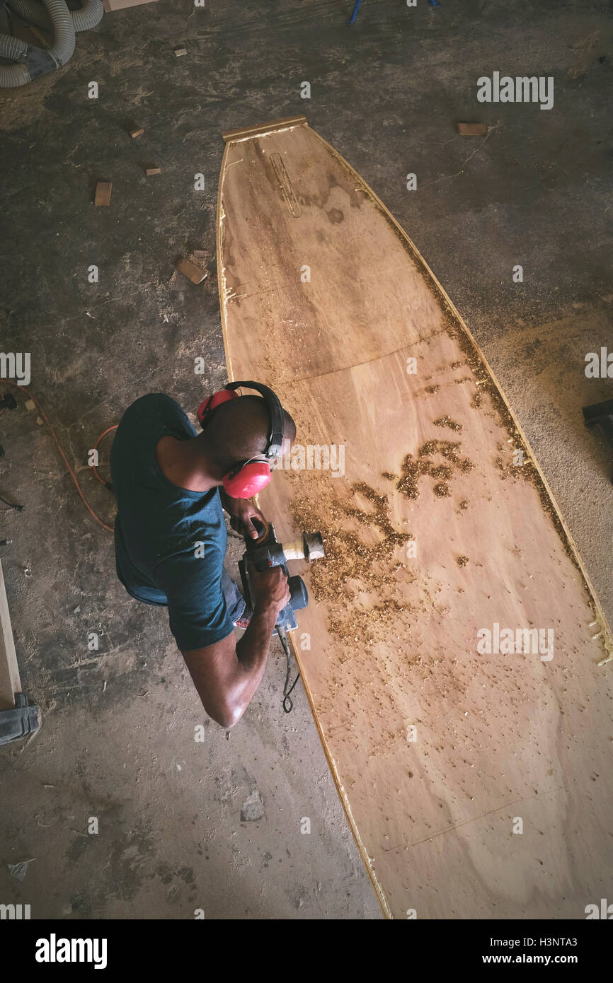 Handwerker machen Paddleboard in Werkstatt, Draufsicht Stockfoto