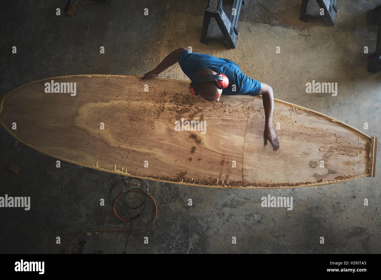 Handwerker machen Paddleboard in Werkstatt, Draufsicht Stockfoto