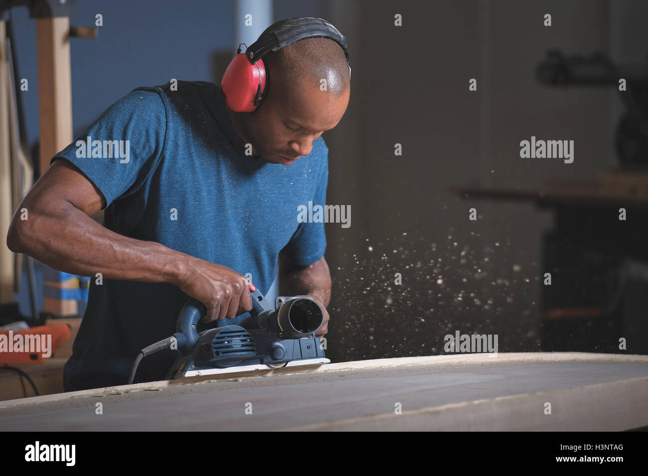 Handwerker machen Paddleboard in Werkstatt Stockfoto