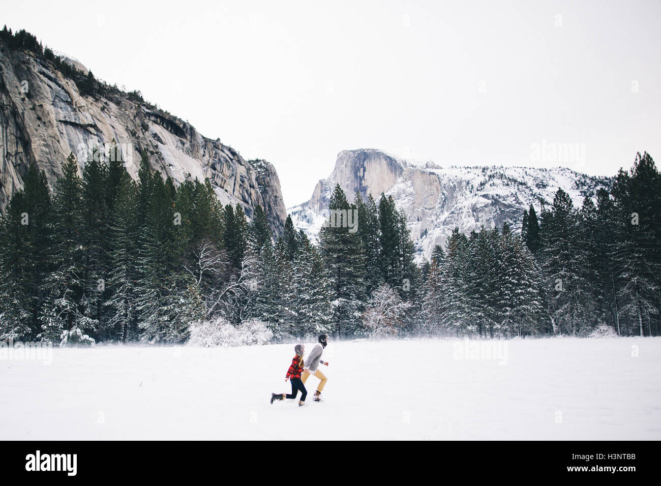 Seitenansicht des Paares, die auf tief verschneiten Landschaft Stockfoto