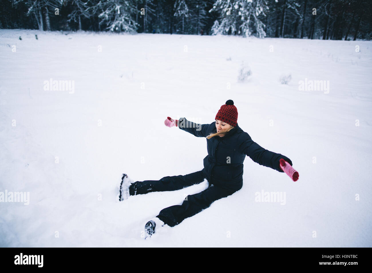 Frau im Schnee Arme öffnen Stockfoto