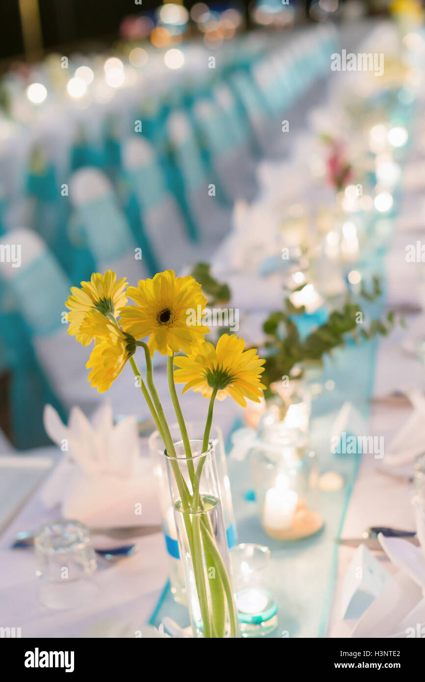 Romantisches Abendessen Setup, weiß und blau Thema mit Kerzenlicht, Laternen und Blumen geschmückt. Selektiven Fokus. Stockfoto