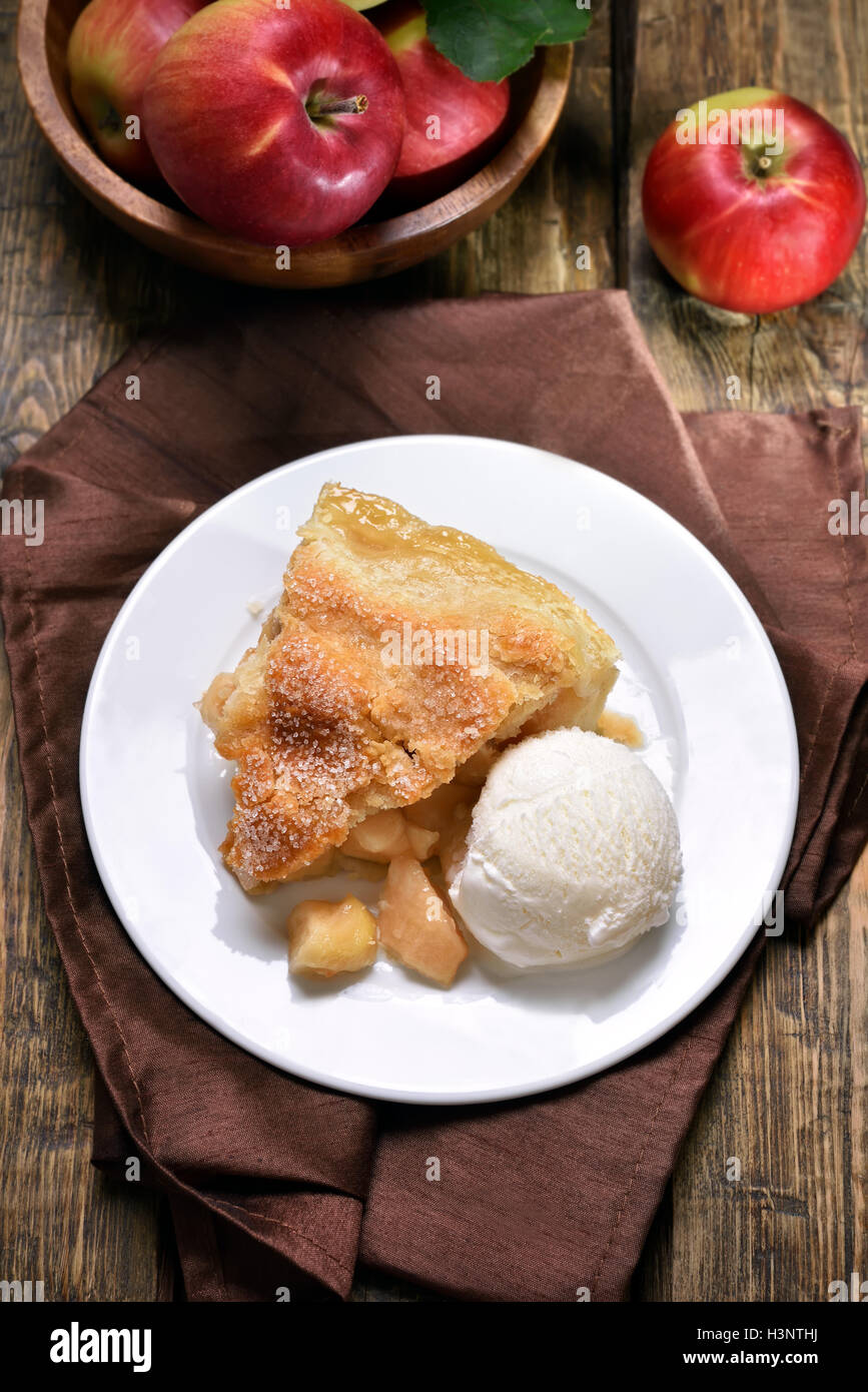 Stück Apfelkuchen serviert mit Eis Stockfoto