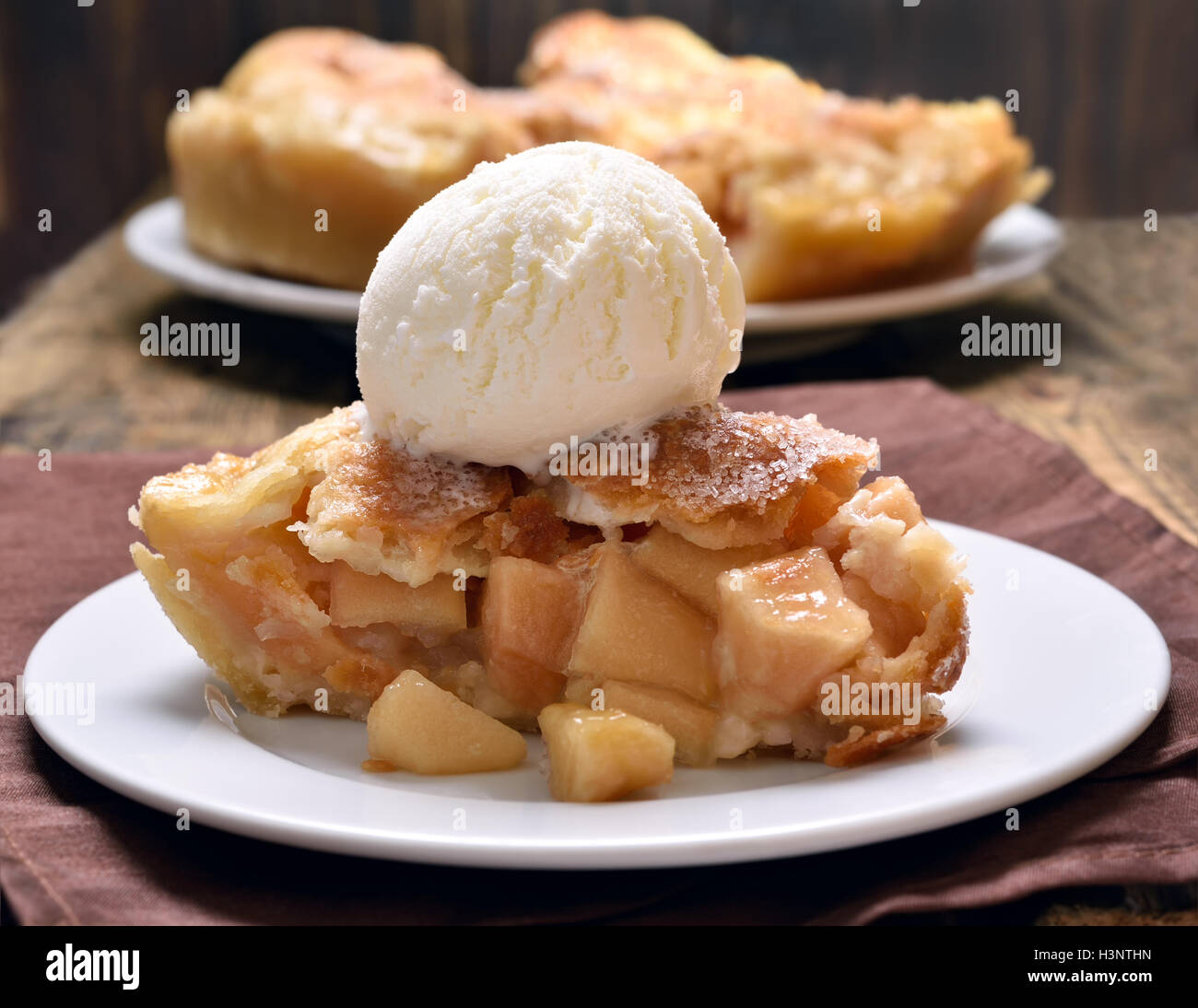 Stück Apfelstrudel mit Eis serviert, Nahaufnahme Stockfoto