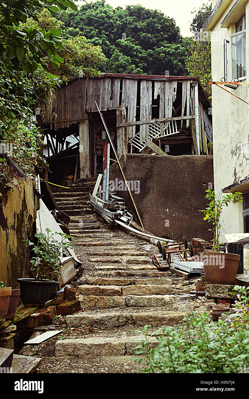 Alte verlassene Holzhaus im Fischerdorf Tai O, Lantau Island, Hong Kong SAR Stockfoto