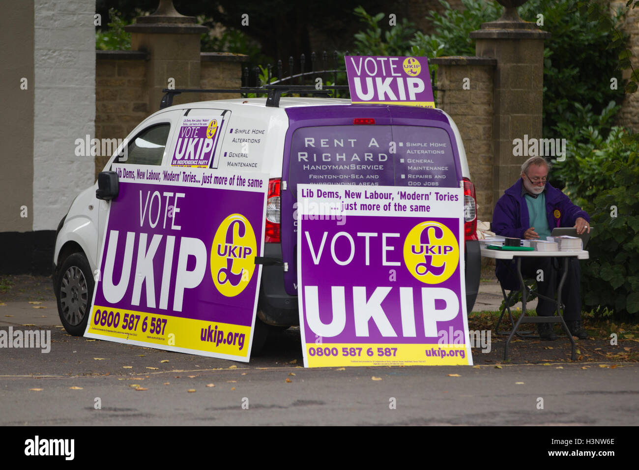 Die UKIP, United Kingdom Independence Party Werbetätigkeit für David Camerons vakanten Witney Wahlkreis Sitz, West Oxfordshire, UK Stockfoto