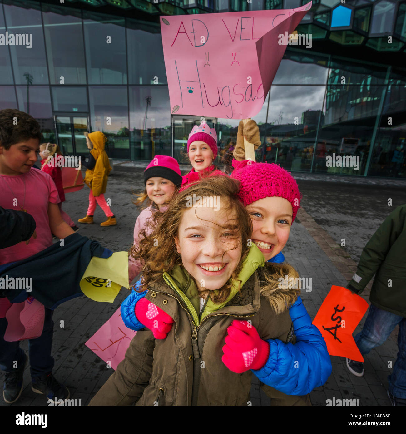 Isländische Kinder Zeichen des Friedens und der Liebe halten, während das Kinderfestival in Reykjavik, Island Stockfoto