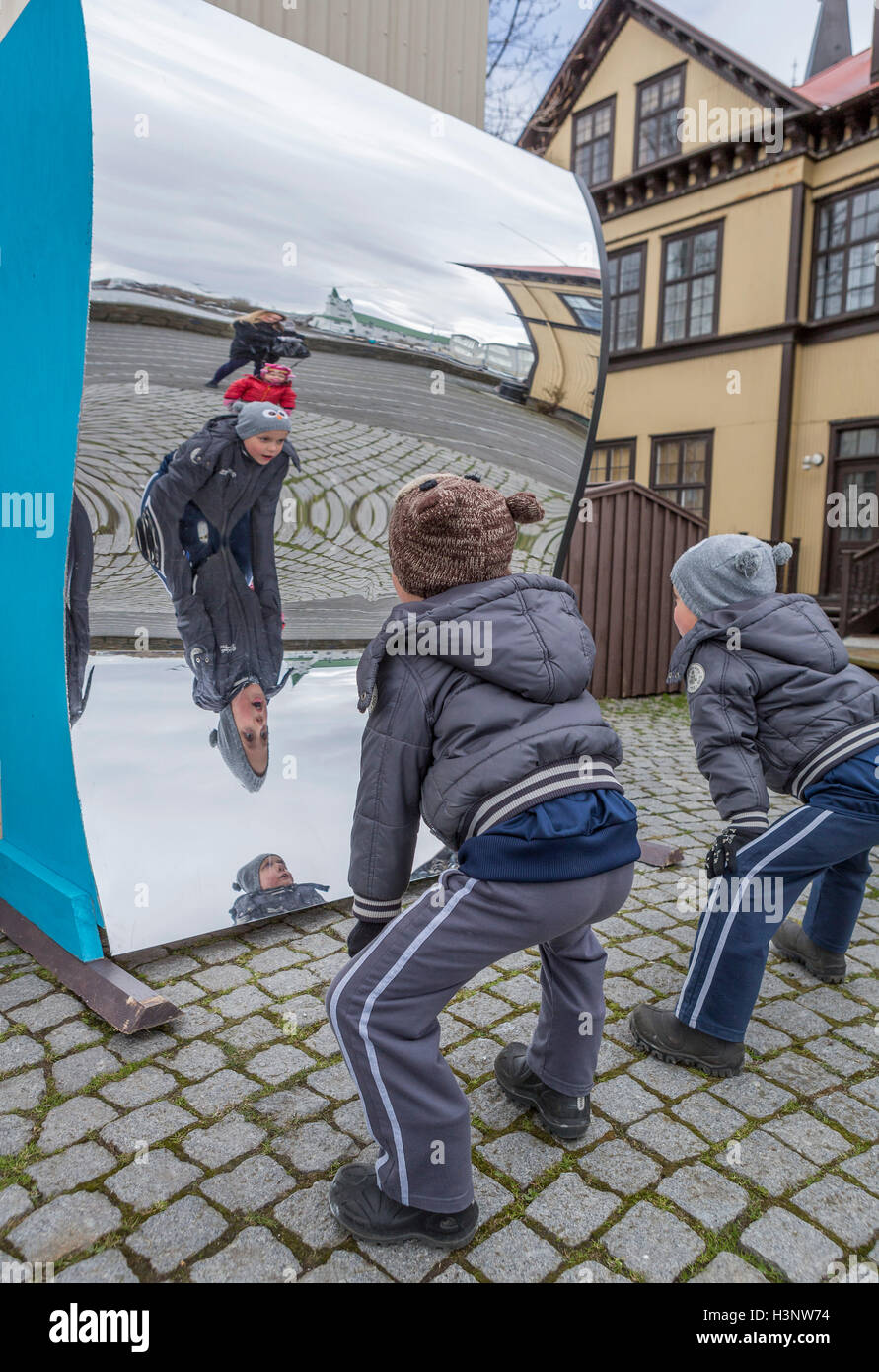 Jungen auf der Suche in einer lustigen Spiegel, Kinderfest, Reykjavik, Island Stockfoto