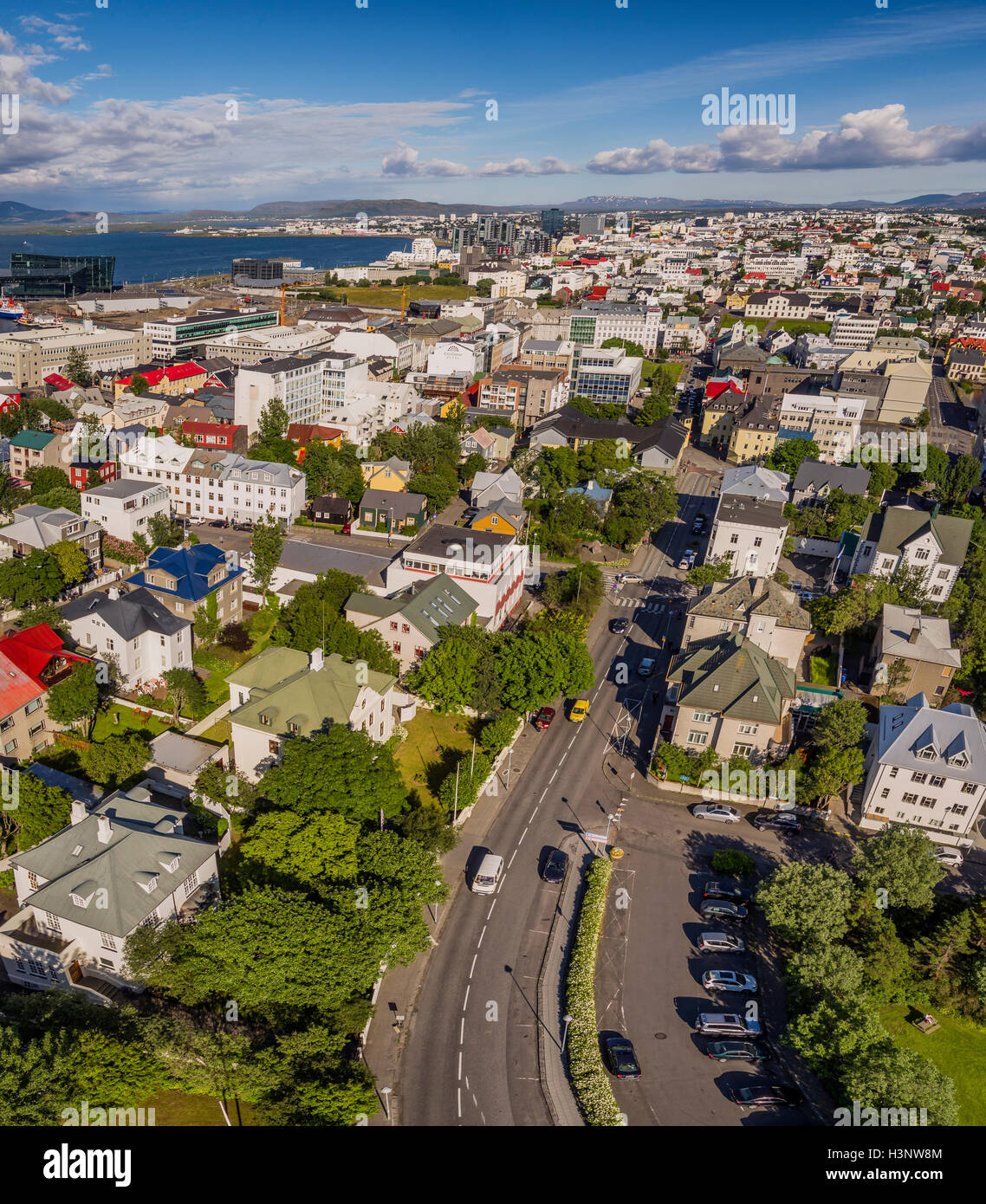 Luftaufnahme der Nachbarschaft in Reykjavik, Island. Dieses Bild wird mit einer Drohne geschossen. Stockfoto