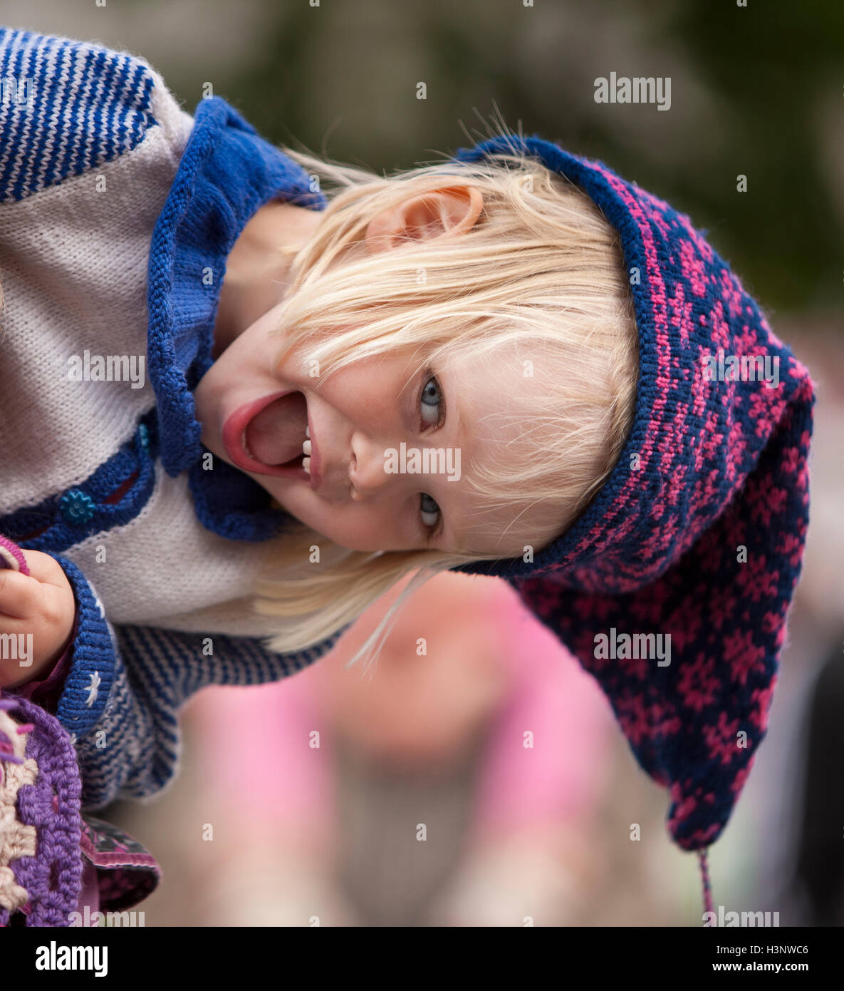 Junges Mädchen Lächeln für die Kamera, Reykjavik, Island Stockfoto