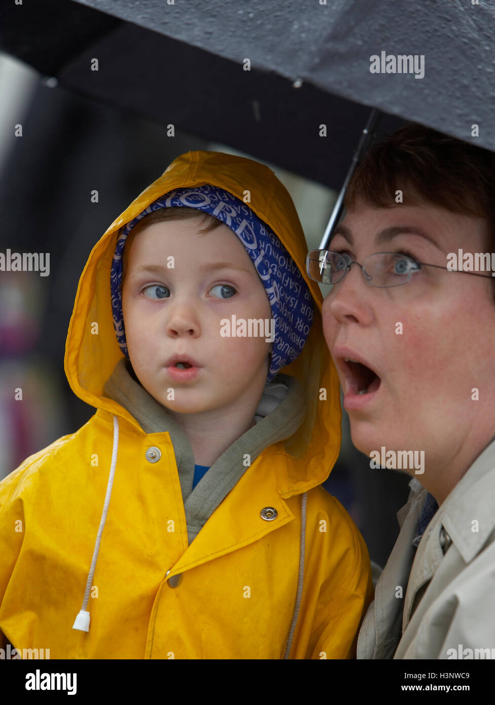 Mutter und Sohn gerade eine Rettung training Übung beim The Seaman Festival in Reykjavik, Island Stockfoto