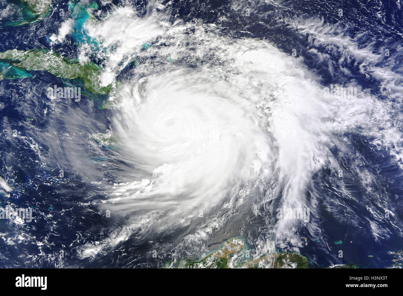 Hurrikan-Matthew ist über die Insel Hispaniola, Haiti und der Dominikanischen Republik, verdeckt durch den Sturm auf Dienstag, 4. Oktober 2016 gesehen. Kuba und die Spitze des südlichen Florida sind in der oberen linken Ecke gesehen. (NASA/MODIS) Stockfoto