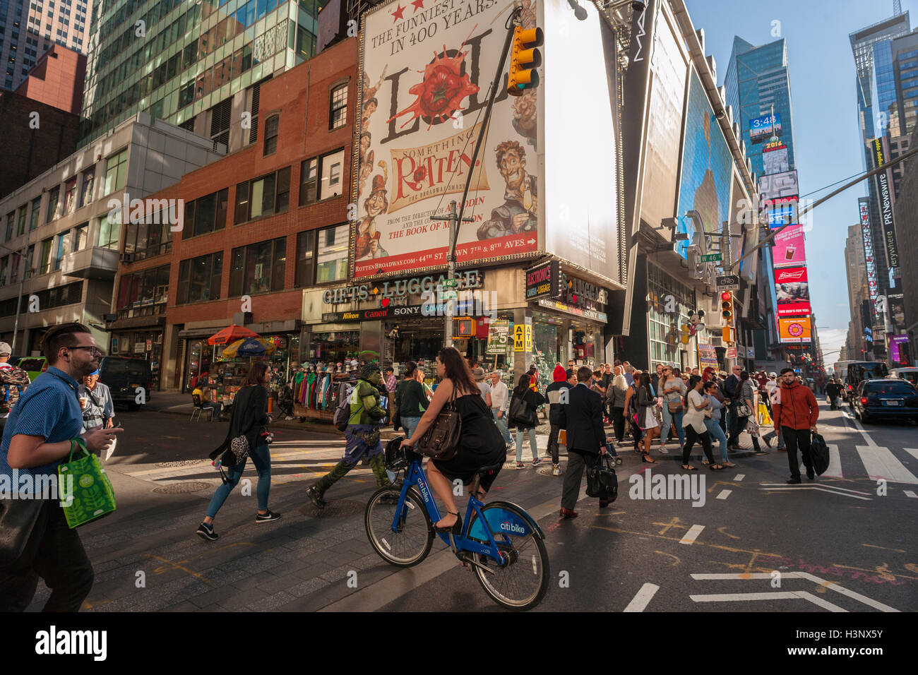 Besucher zum belebten Times Square in New York am Freitag, 7. Oktober 2016.  (© Richard B. Levine) Stockfoto