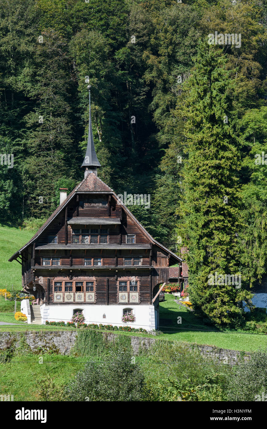 Wolfenschiessen, Schweiz - 24. September 2016: ländliche Ansicht eines  Bauernhofes mit schönen Haus in Wolfenschiessen auf die Schweizer Alpen  Stockfotografie - Alamy