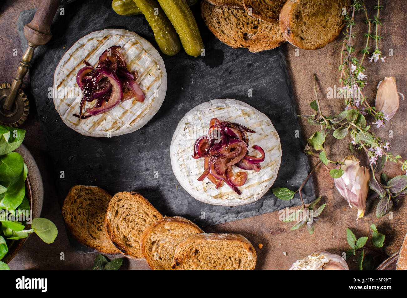 Camembert Käse mit Salat, Panini Brot und süße rote Zwiebel Stockfoto