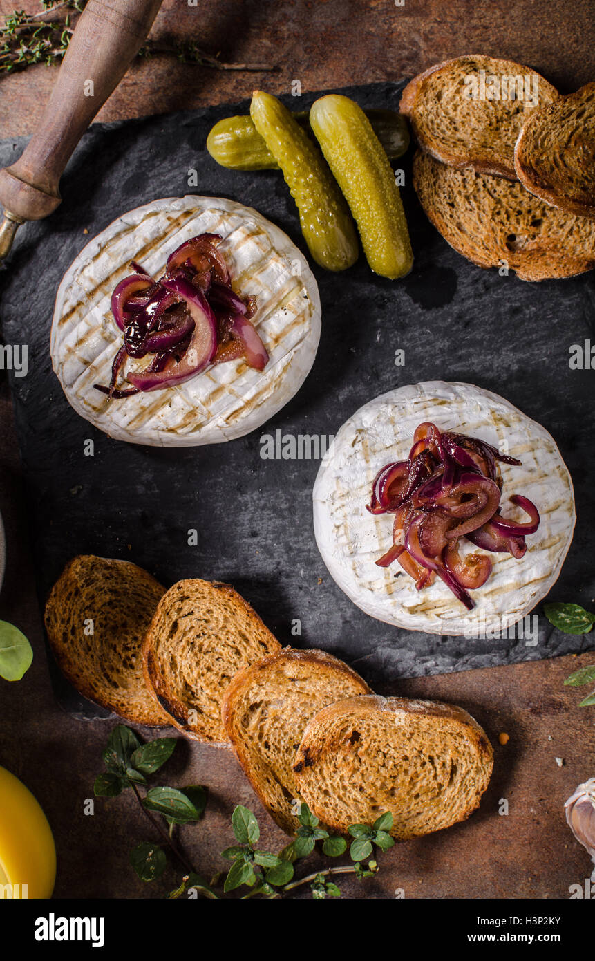 Camembert Käse mit Salat, Panini Brot und süße rote Zwiebel Stockfoto