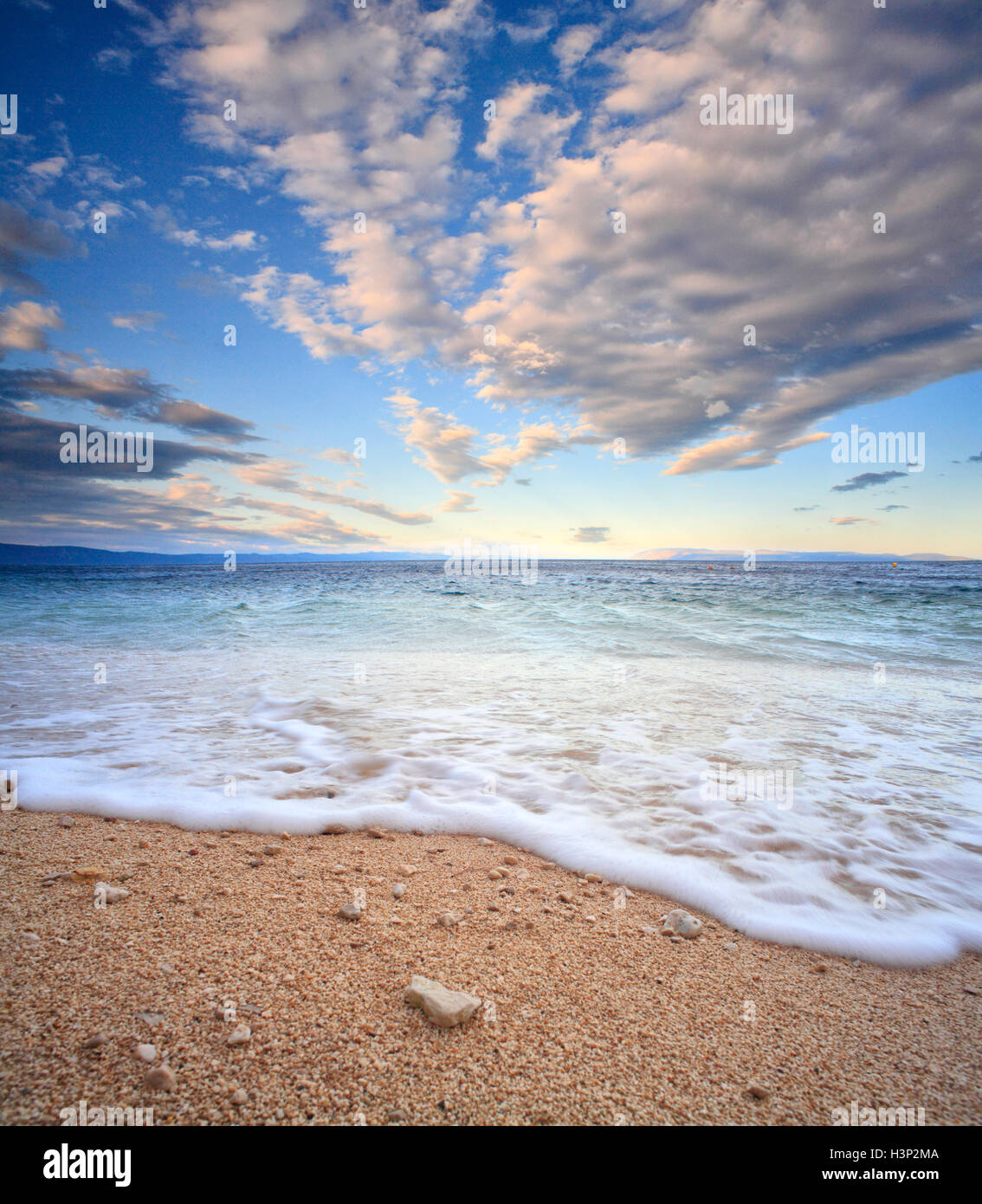 Strand am Morgen mit bewölktem Himmel in Dalmatien, Kroatien Stockfoto