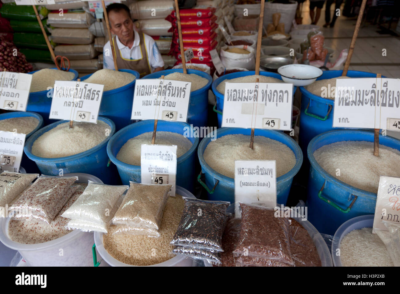 Verschiedene Sorten von Thai-Reis zu verkaufen in oder Tor Kor Frischmarkt in Bangkok. Stockfoto
