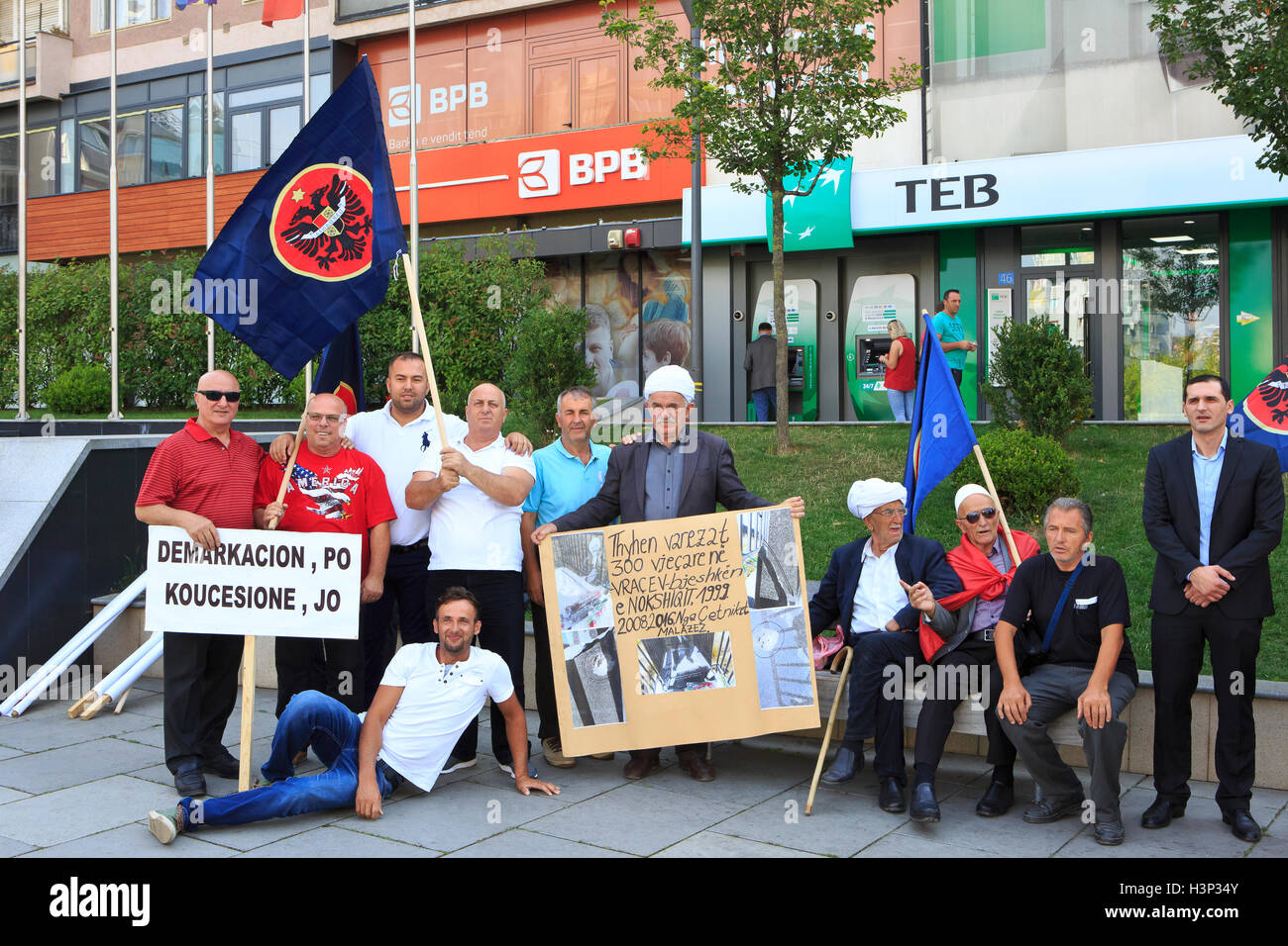 Demonstranten außerhalb der Nationalversammlung in Pristina, Kosovo Stockfoto