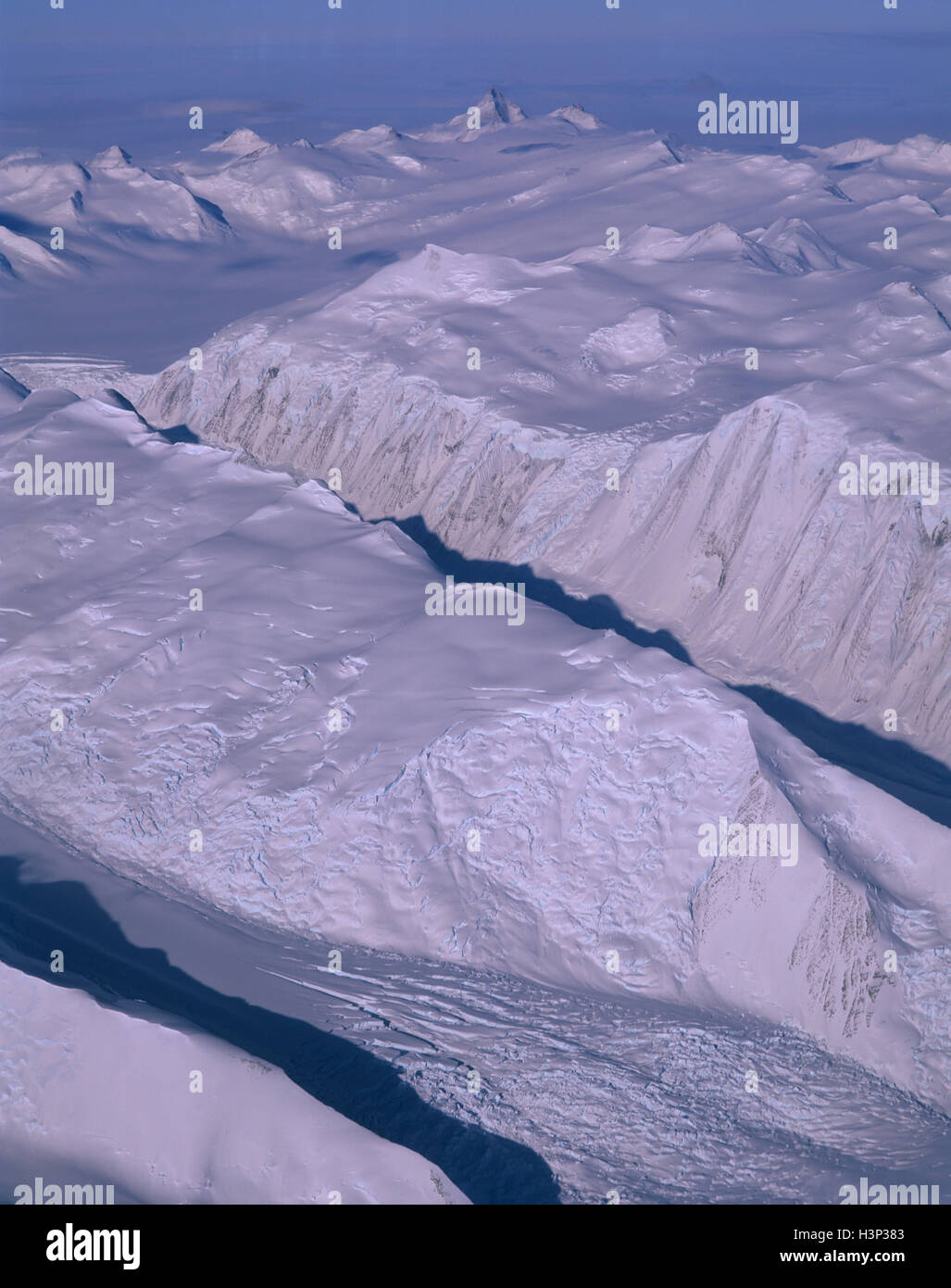 Admiralität Berge mit einem Gletscher, Antenne. Stockfoto