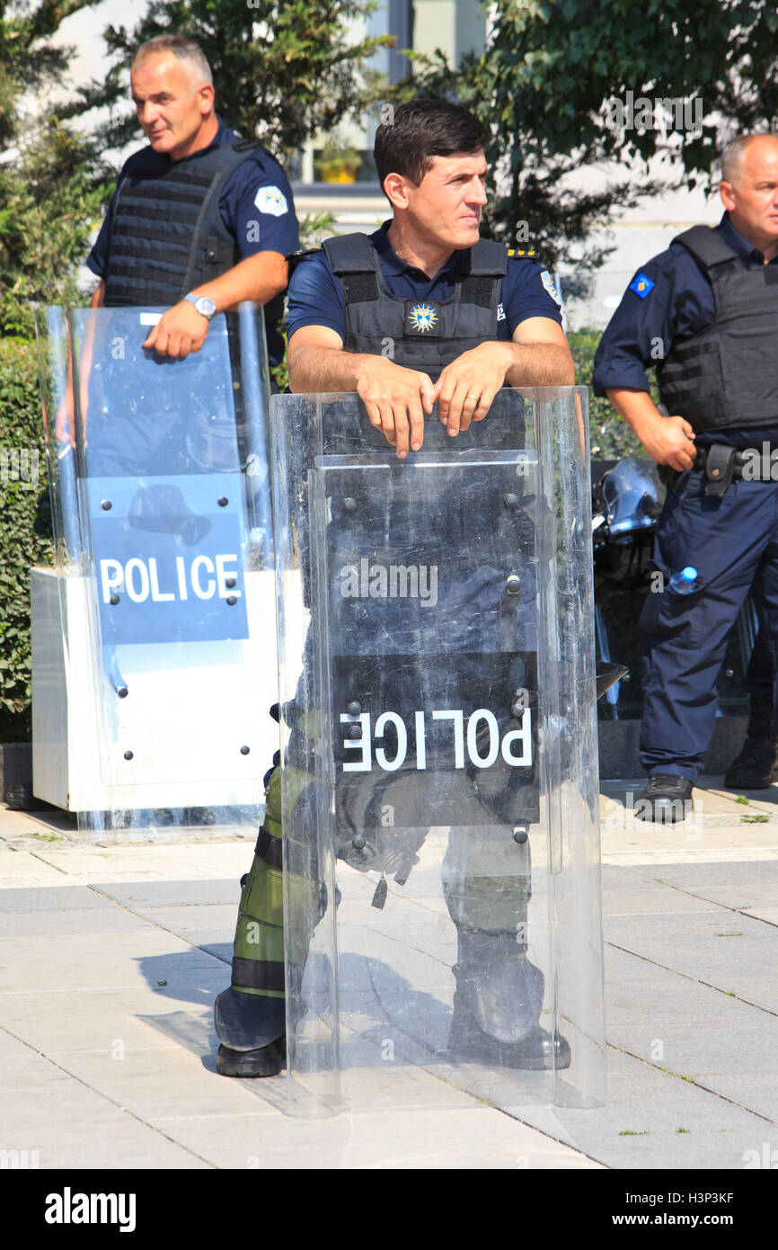 Kosovo Polizeioffiziere von der regionalen operativen Support Unit (ROSU) außerhalb der Nationalversammlung in Pristina, Kosovo Stockfoto