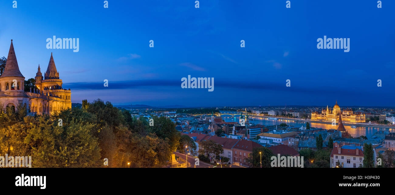 Blick über die Donau gegenüber dem ungarischen Parlament von Fischerbastei, das Burgviertel von Buda, Budapest, Ungarn Stockfoto