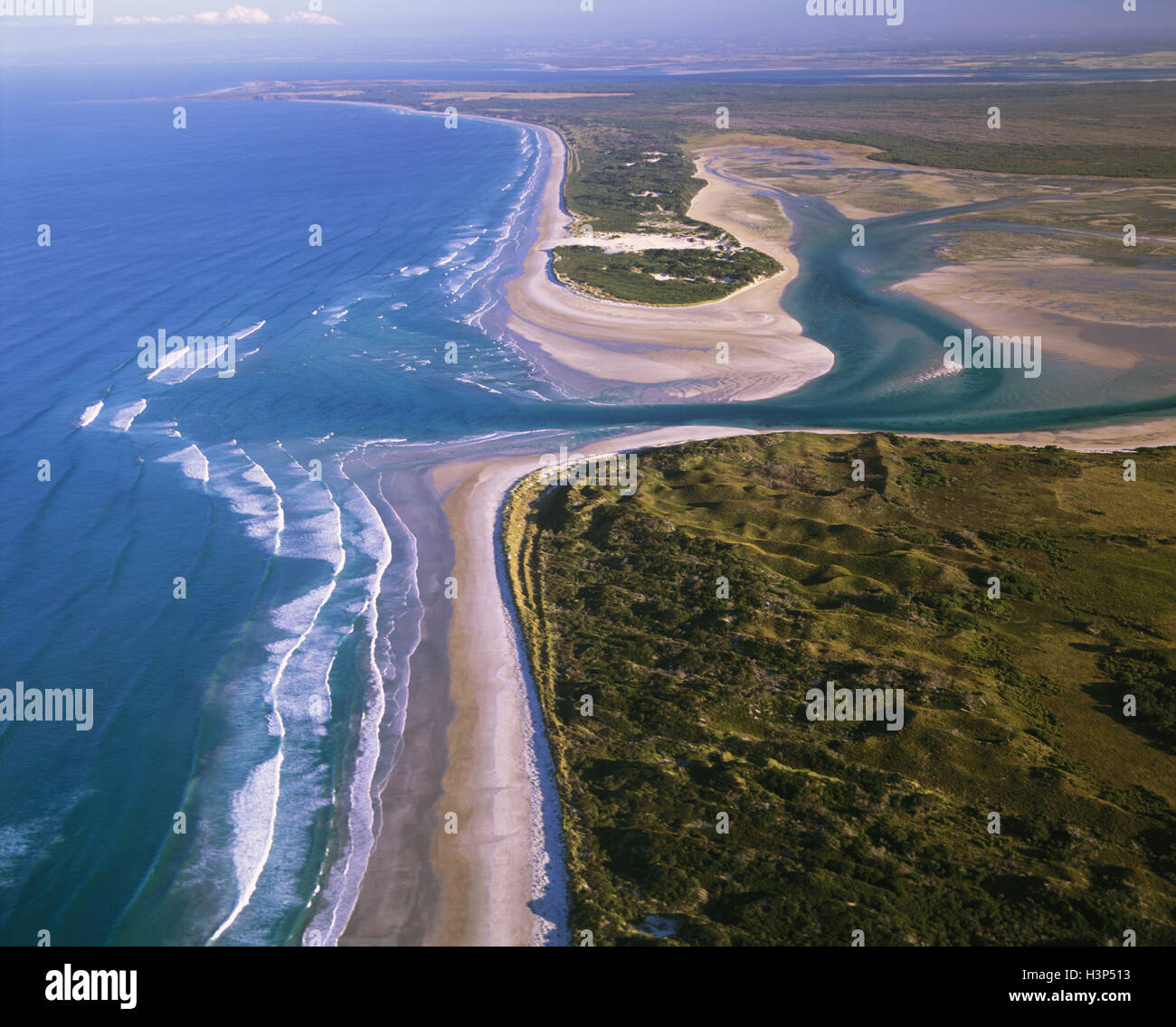 Walker-Insel mit Robbins Insel auf der anderen Seite der stark Gezeiten Robbins Passage. Stockfoto