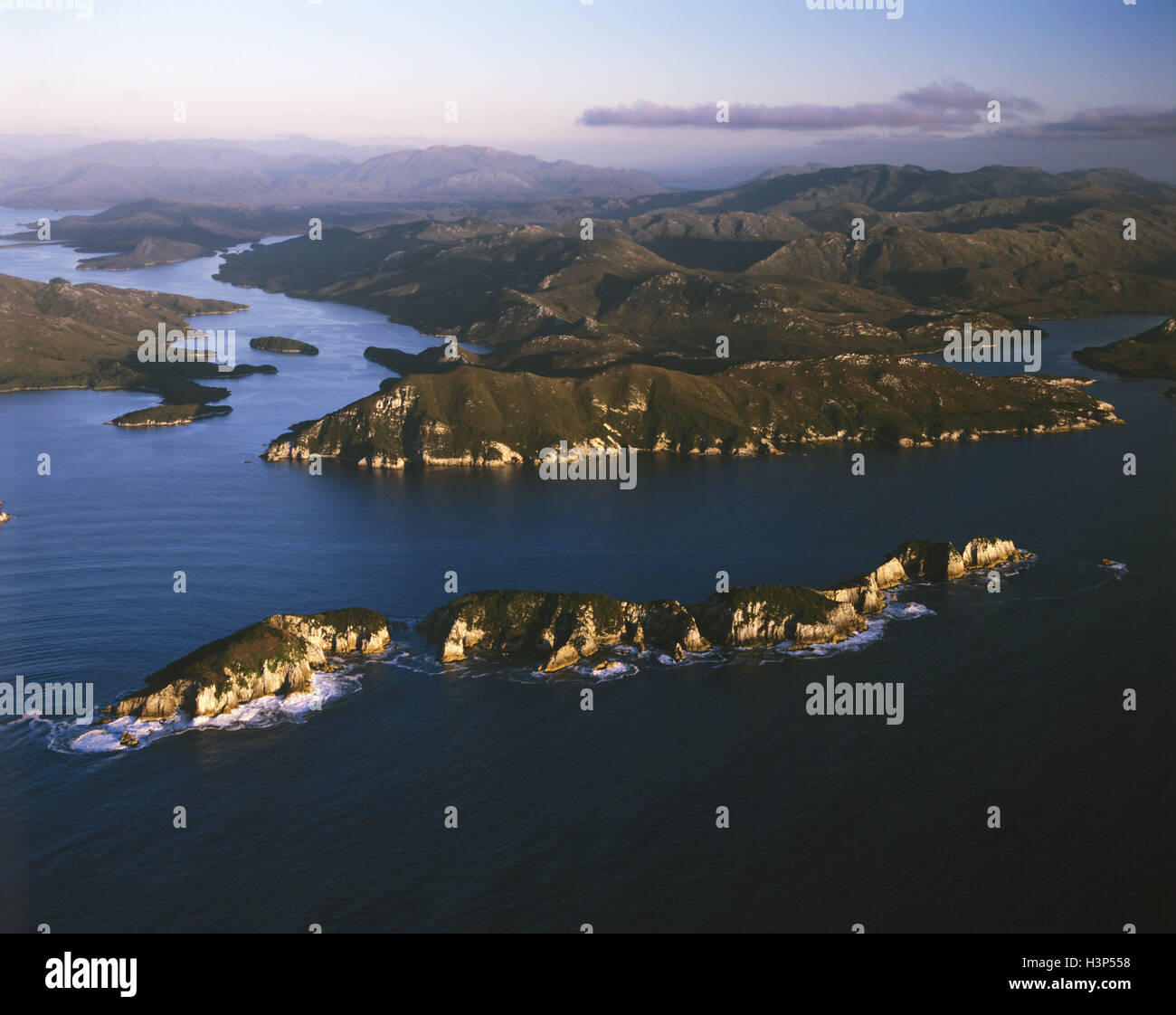 Port-Davey mit Breaksea Inseln im Vordergrund, Stockfoto