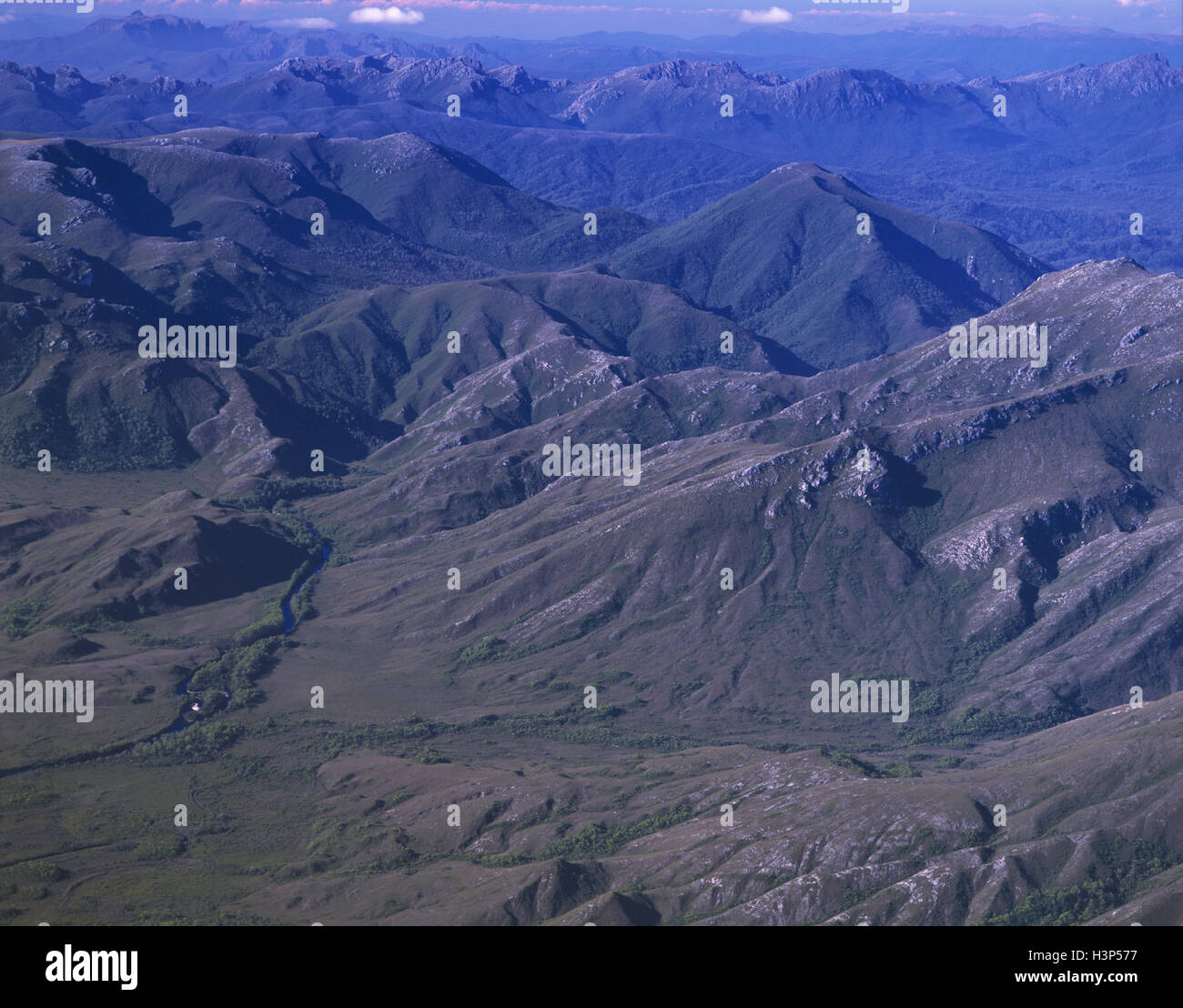 Grau-Bereich mit Harrys Bluff, 720 m, rechts der alte Fluss Mount Wilson, 741 m und Mount Norold, 978 m, Stockfoto