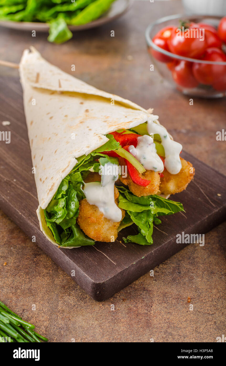 Tortilla mit paniertes Hähnchen, Salat und Knoblauch-Dip mit Kräutern ... Tortilla mit paniertes Hähnchen, Salat und Knoblauch-Dip mit Kräutern ...
