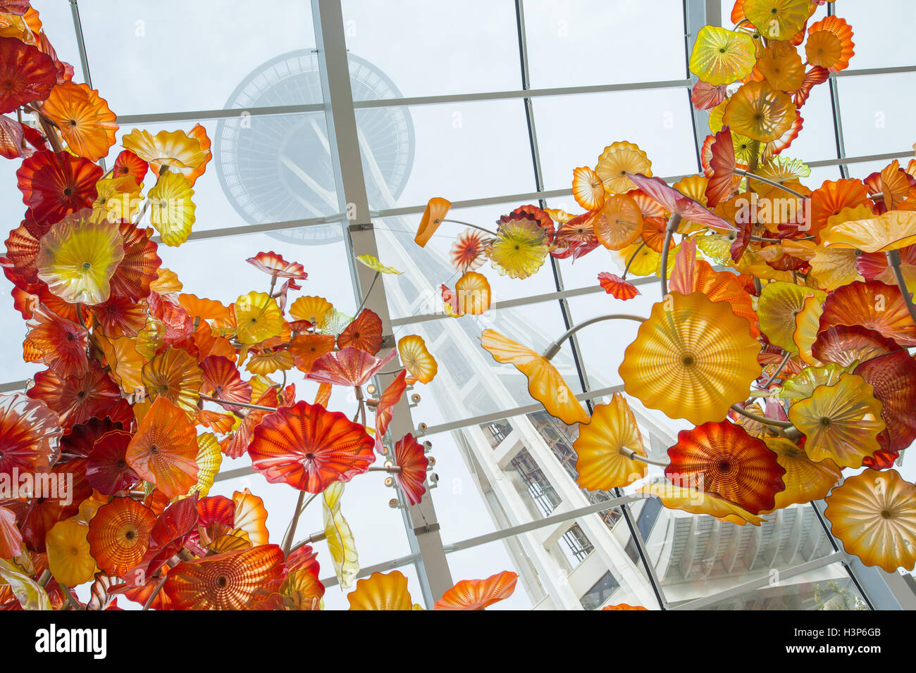 Ein Blick auf Seattle Space Needle aus dem Chihuly Garten und Glas-Museum. Stockfoto